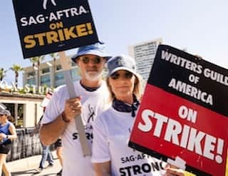 ヘレン・ハントさんのインスタグラム写真 - (ヘレン・ハントInstagram)「I’m a member of both of these unions.   This strike is about all of us but mostly the talented, hard-working members who need an increase in pay and financial recognition of how the business has changed. For most members this is not about getting rich. This is about getting health insurance, food, buying a Christmas gift for their kid.   I’ve been unspeakably LUCKY. Most artists want to do what they’re good at and survive. We stand with them.   @jeffreynordling  @sagaftra  @writersguildwest  Photo by @davidhumekennerly !!!! #unionstrong」7月20日 13時11分 - helenhunt