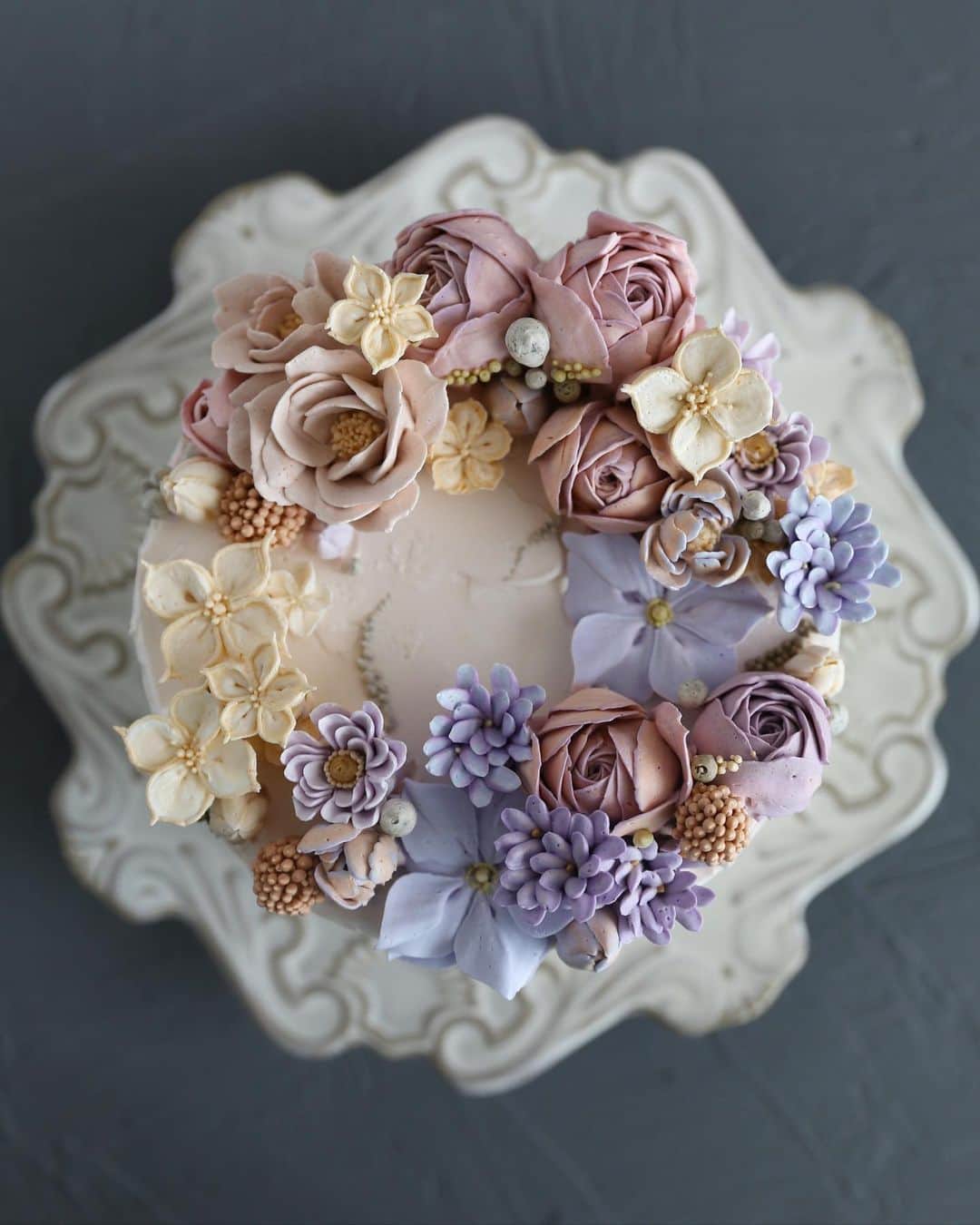 청담 수케이크 (atelier soo)のインスタグラム：「ㅡ ⚜️🤎  Italian meringue buttercream #flowercake #cake #piping #wedding」
