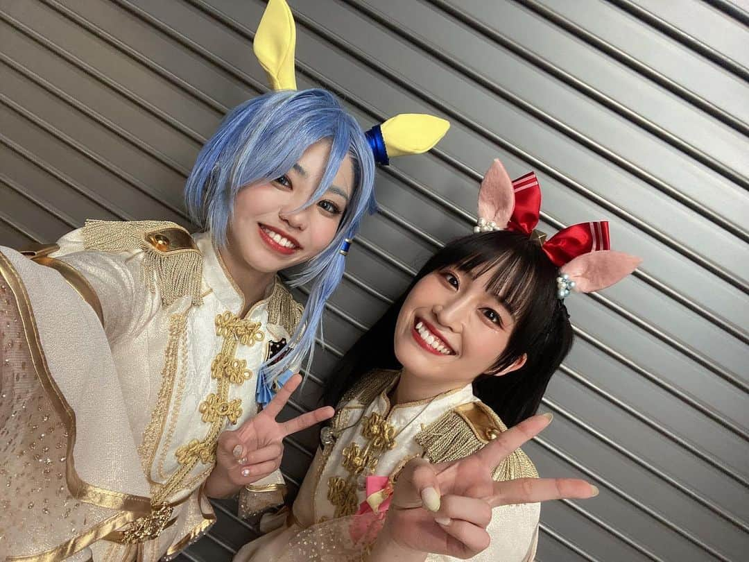 佐藤日向さんのインスタグラム写真 - (佐藤日向Instagram)「. #ウマ娘 プリティーダービー 『5th EVENT ARENA TOUR GO BEYOND -WISH- 』 Day1 横浜公演に #ケイエスミラクル 役で 出走させていただきました！ まさかまさかの舞台パートも😭👏 ライブを観にきたと思ったら突然パドック…？！ となった方も多かったと思います。笑 「公演中止になって観れなかったから嬉しかった」 「配信でしか観たことなかったけど生で見れた！」 そんな言葉を見かけるたびに "公演中止"という言葉に胸が苦しくなりながらも 約一万人の方の前で演じる機会をいただけて 本当に感謝の気持ちでいっぱいです。 終演後、舞台Blu-rayのアクセスが混雑していたと聞いて嬉しくて嬉しくて… まだまだ精進します！！！ そして再演という形でのリベンジ！したい！ . 今回キャストの皆さんと沢山話せて 人見知りなんかしてる場合じゃないわよ⁉️ と自分を鼓舞して行動したら お友達……と言っても良いのでしょうか…… お話できる子が急増して ご飯行こうの約束も増えて ちいかわのような鳴き声が出ます。嬉 またライブで会えますように！ そして私もまた出走できますように！」7月20日 13時26分 - sato._.hinata