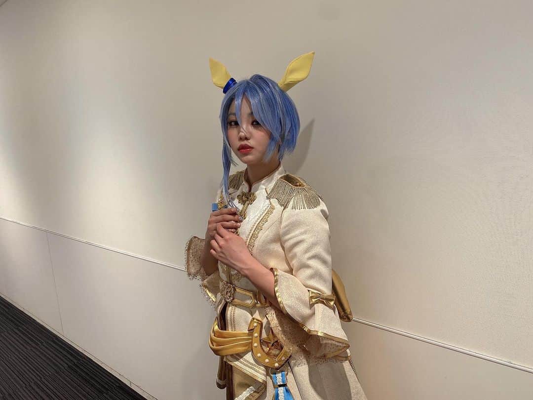 佐藤日向のインスタグラム：「. #ウマ娘 プリティーダービー 『5th EVENT ARENA TOUR GO BEYOND -WISH- 』 Day1 横浜公演に #ケイエスミラクル 役で 出走させていただきました！ まさかまさかの舞台パートも😭👏 ライブを観にきたと思ったら突然パドック…？！ となった方も多かったと思います。笑 「公演中止になって観れなかったから嬉しかった」 「配信でしか観たことなかったけど生で見れた！」 そんな言葉を見かけるたびに "公演中止"という言葉に胸が苦しくなりながらも 約一万人の方の前で演じる機会をいただけて 本当に感謝の気持ちでいっぱいです。 終演後、舞台Blu-rayのアクセスが混雑していたと聞いて嬉しくて嬉しくて… まだまだ精進します！！！ そして再演という形でのリベンジ！したい！ . 今回キャストの皆さんと沢山話せて 人見知りなんかしてる場合じゃないわよ⁉️ と自分を鼓舞して行動したら お友達……と言っても良いのでしょうか…… お話できる子が急増して ご飯行こうの約束も増えて ちいかわのような鳴き声が出ます。嬉 またライブで会えますように！ そして私もまた出走できますように！」