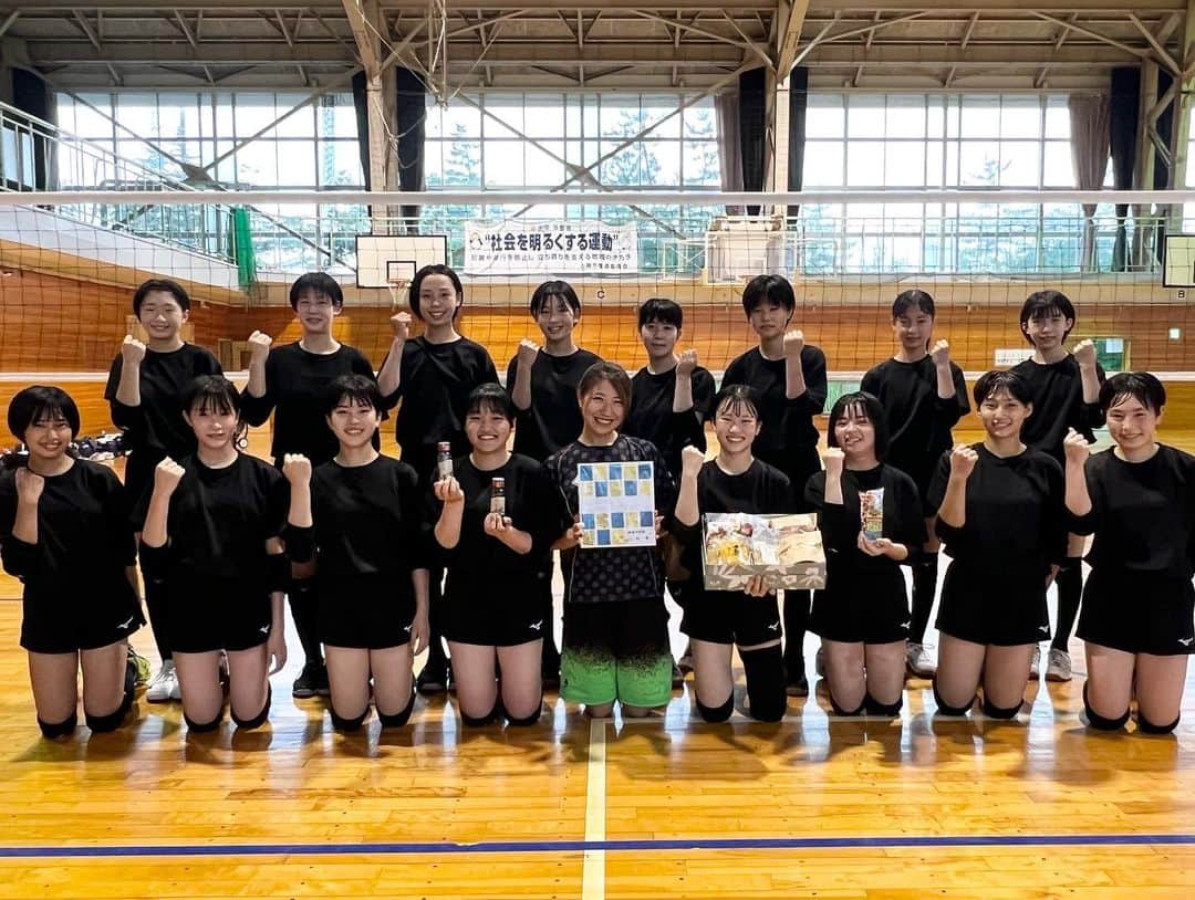 宮川杏奈のインスタグラム：「4月末から母校の後輩たちに コーチングをする機会をいただいて 恩師への恩返しの気持ちも込めて 可能な限り携わらせていただいてました🍀 . 県大会に出場することを目標にして それを達成することが出来ました😊👏🏼 . 短期間であり頻度も少なかったので 選手たちが少しでも勝ちやすくなれるように うまくいく為に見ると良いポイントや 点数を取るコツを伝えたりしました🙏🏻 . 選手たちが目標とするゴールに辿り着けるように 導いていく中で自分と向き合える時間もあり 私にとってもコーチングの時間が とても有意義で成長に繋がったので 本当に感謝しています😇✨ . 引退して妊娠出産を経て 数年間バレーボールから離れていたけど 今回のコーチングを終えて やっぱりバレーボールは 面白くて大好きな競技だと実感しました🏐 . 選手たちの良い練習相手になるために トレーニングも減量も頑張れたので そこそこパフォーマンスも戻ってきた😂👍🏼 . 昨日は県大会も終わり一区切りという事で 私の大好きが詰まった🎁と色紙をいただきました❤️ とても嬉しかったです‼️ . なんか知らんけど 1番喜んでいたのはうる坊ですw 私のことを考えてくださった 気持ちが本当に嬉しかったです‼️ 大切にいただきます😋」