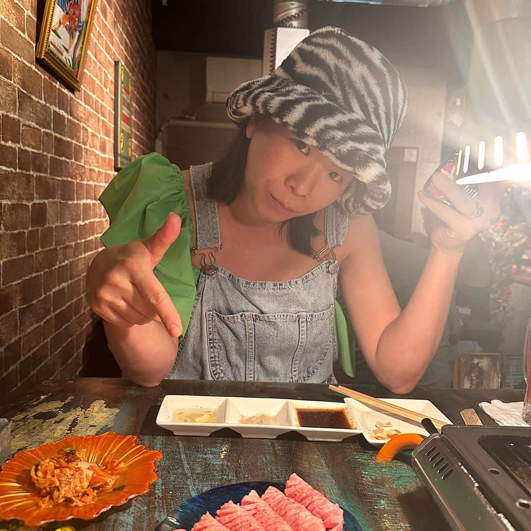 Mika Jimboさんのインスタグラム写真 - (Mika JimboInstagram)「【那覇で深夜まで食べれる焼肉】  🥩 @yakiniku_lion_matsuyama  📍 Okinawa/Naha  @dreamofyumeno に#焼肉ババア を満足させる焼肉に連れて行ってくれ！という拷問的課題を出し、連れて行ってくれたココ。  タンが美味すぎて昇天👼🤍 なんなの、油断してた🥹🤍🤍🤍  あとカニ味噌ポテサラもおいしすぎる💯😍バクバク食べて、大満足です。  ここまさかの3時までやってるらしいから飲んだ帰りにも食べれるよ‼️最高か‼️今度その食べ方したい🥺❤️  ゆめのちん、元気なお子を産むんだよ👶  この時期沖縄行く人多すぎてDMでごはんのおすすめ聞かれるから #沖縄のうまいメシシリーズ ↑ ここから見てね👀  #松山グルメ#松山ごはん#那覇グルメ#那覇ごはん#那覇ディナー#焼肉好きな人と繋がりたい #沖縄グルメ#沖縄ごはん#沖縄観光 #沖縄旅行 #沖縄料理 #沖縄焼肉#沖縄のうまいメシシリーズ」7月20日 13時20分 - mikajimbox