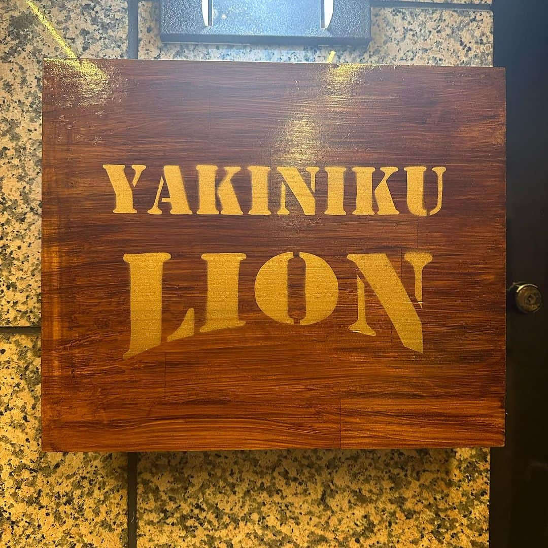 Mika Jimboさんのインスタグラム写真 - (Mika JimboInstagram)「【那覇で深夜まで食べれる焼肉】  🥩 @yakiniku_lion_matsuyama  📍 Okinawa/Naha  @dreamofyumeno に#焼肉ババア を満足させる焼肉に連れて行ってくれ！という拷問的課題を出し、連れて行ってくれたココ。  タンが美味すぎて昇天👼🤍 なんなの、油断してた🥹🤍🤍🤍  あとカニ味噌ポテサラもおいしすぎる💯😍バクバク食べて、大満足です。  ここまさかの3時までやってるらしいから飲んだ帰りにも食べれるよ‼️最高か‼️今度その食べ方したい🥺❤️  ゆめのちん、元気なお子を産むんだよ👶  この時期沖縄行く人多すぎてDMでごはんのおすすめ聞かれるから #沖縄のうまいメシシリーズ ↑ ここから見てね👀  #松山グルメ#松山ごはん#那覇グルメ#那覇ごはん#那覇ディナー#焼肉好きな人と繋がりたい #沖縄グルメ#沖縄ごはん#沖縄観光 #沖縄旅行 #沖縄料理 #沖縄焼肉#沖縄のうまいメシシリーズ」7月20日 13時20分 - mikajimbox