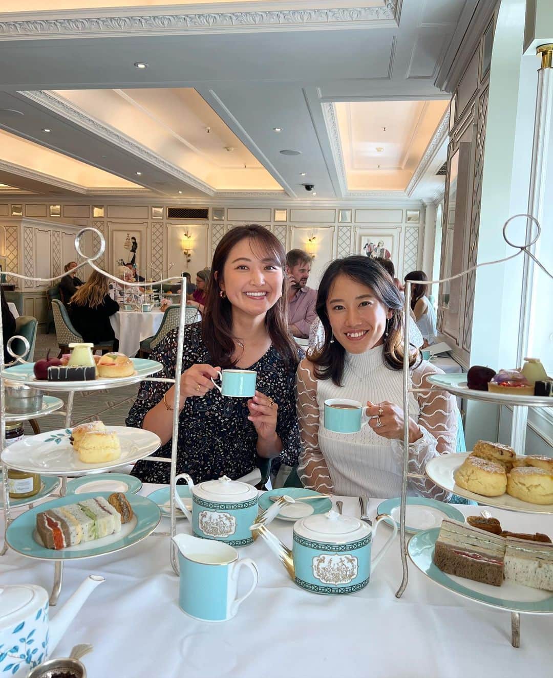 西口真央のインスタグラム：「London🫖🍰🇬🇧🎶❤️  #fortnummason #afternoontea  #mammamia #フィッシュアンドチップス」