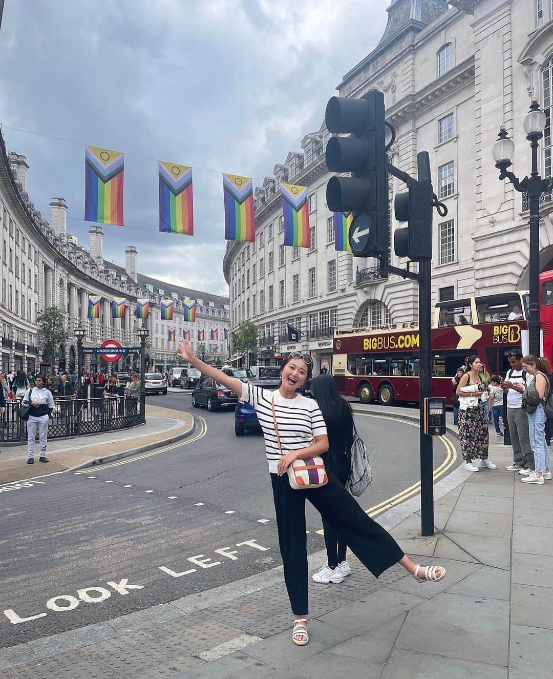 西口真央さんのインスタグラム写真 - (西口真央Instagram)「London🫖🍰🇬🇧🎶❤️  #fortnummason #afternoontea  #mammamia #フィッシュアンドチップス」7月20日 13時23分 - maaaaaaaoo_1003