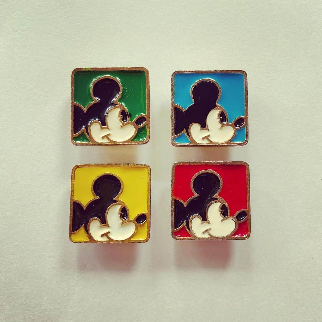 おおたうにのインスタグラム：「vintage Mickey button covers / @7days.plus.harajuku   昨日の🍏ちゃんと同じお店で、まずこれを見つけてかわいい😍！ってなったんだけど、 帰宅してどんな品物なのかなーと調べてたら、「実は一番上につけるもう一個がある」「なんかみんな450円とか600円とかで出品してる」ことがわかってしまい、 店頭では安い！と思ったのだが🙀！！  でも🍏はお値打ちだなーと思ったし、この子たちもお店で見なければ存在を知らず、良い値段だと感じたのだから、相対的に良いお買い物なのでした✨  裏に金具つけてピアスにしようかと目論み中❣️  #今日のアクセサリー #accessoriesoftheday #vintageaccessories #vintagefashion #buttoncovers #mickeymouse」