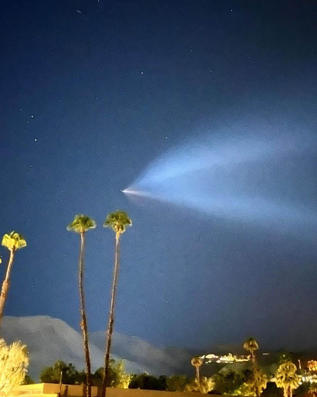 メッチェン・アミックさんのインスタグラム写真 - (メッチェン・アミックInstagram)「Caught a quick snap of this just now… is this a comet?? Nope. #SpaceX #Falcon9 #rocket #vandenberg」7月20日 13時25分 - madchenamick