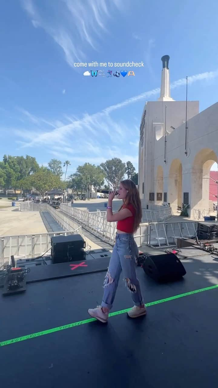 シドニー・シエロタのインスタグラム：「got to surprise LA and sing “favorite sound” with @audien :)」