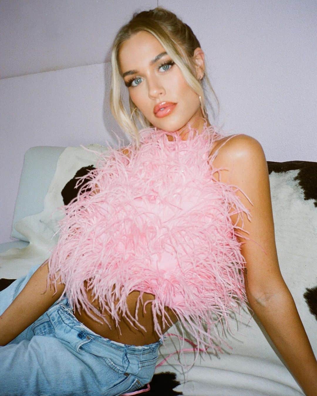 ロッティー・トムリンソンのインスタグラム：「home from Tano hills feeling full of love🤍」
