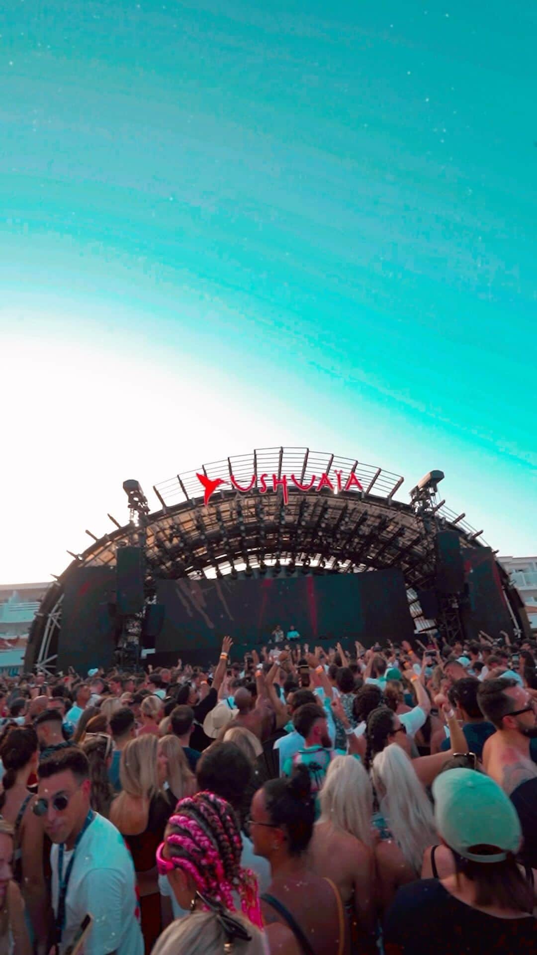 サネリー・ジェームズのインスタグラム：「Vibes @ushuaiaibiza ♥️  📸: @shotbymarijn」