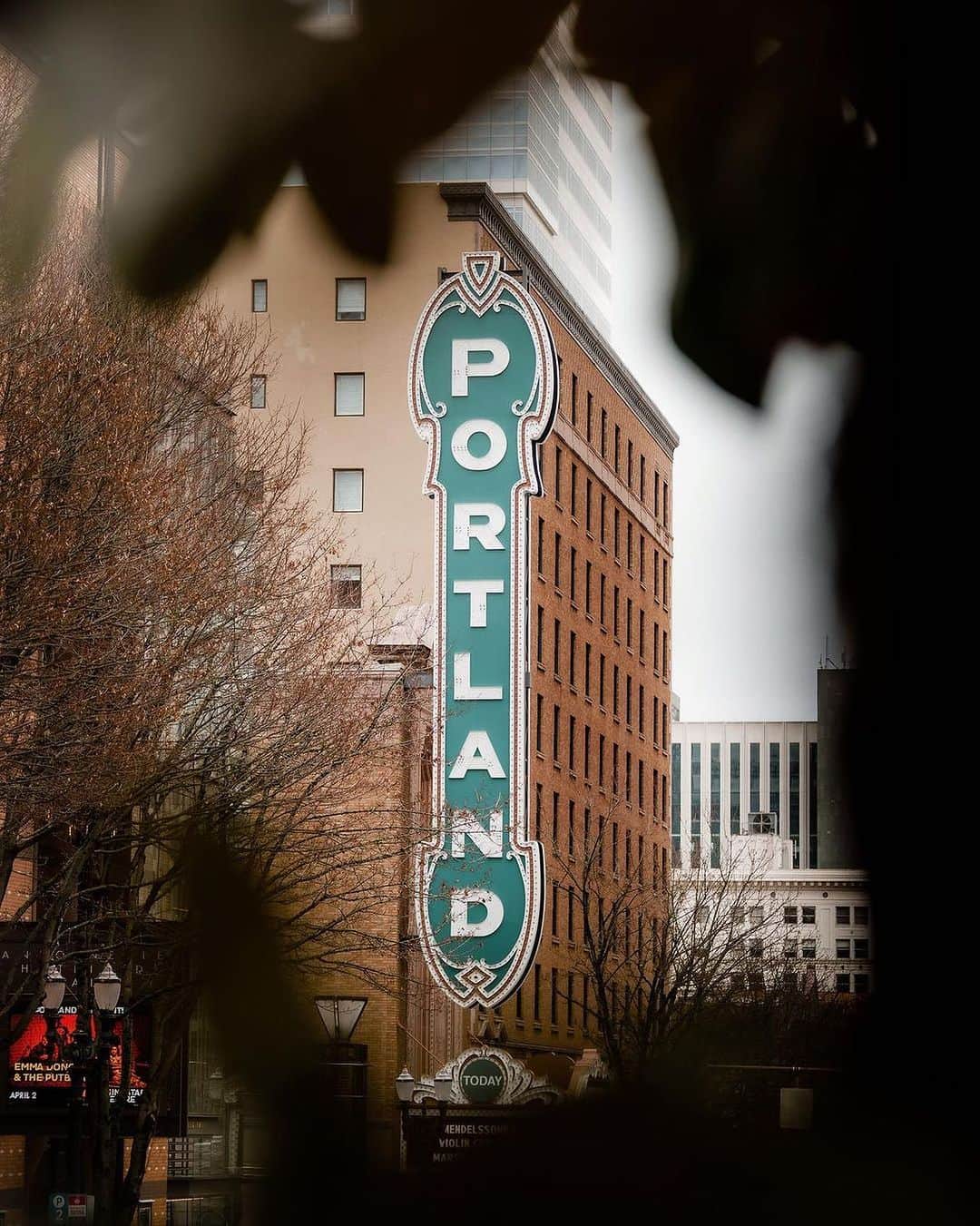 Portlandのインスタグラム：「Anyone know what this sign originally said in the 1930s? 👀🎥 📸 @morganfrom0regon  #portland #pnw #oregon #portlandoregon #pacificnorthwest #travelportland」