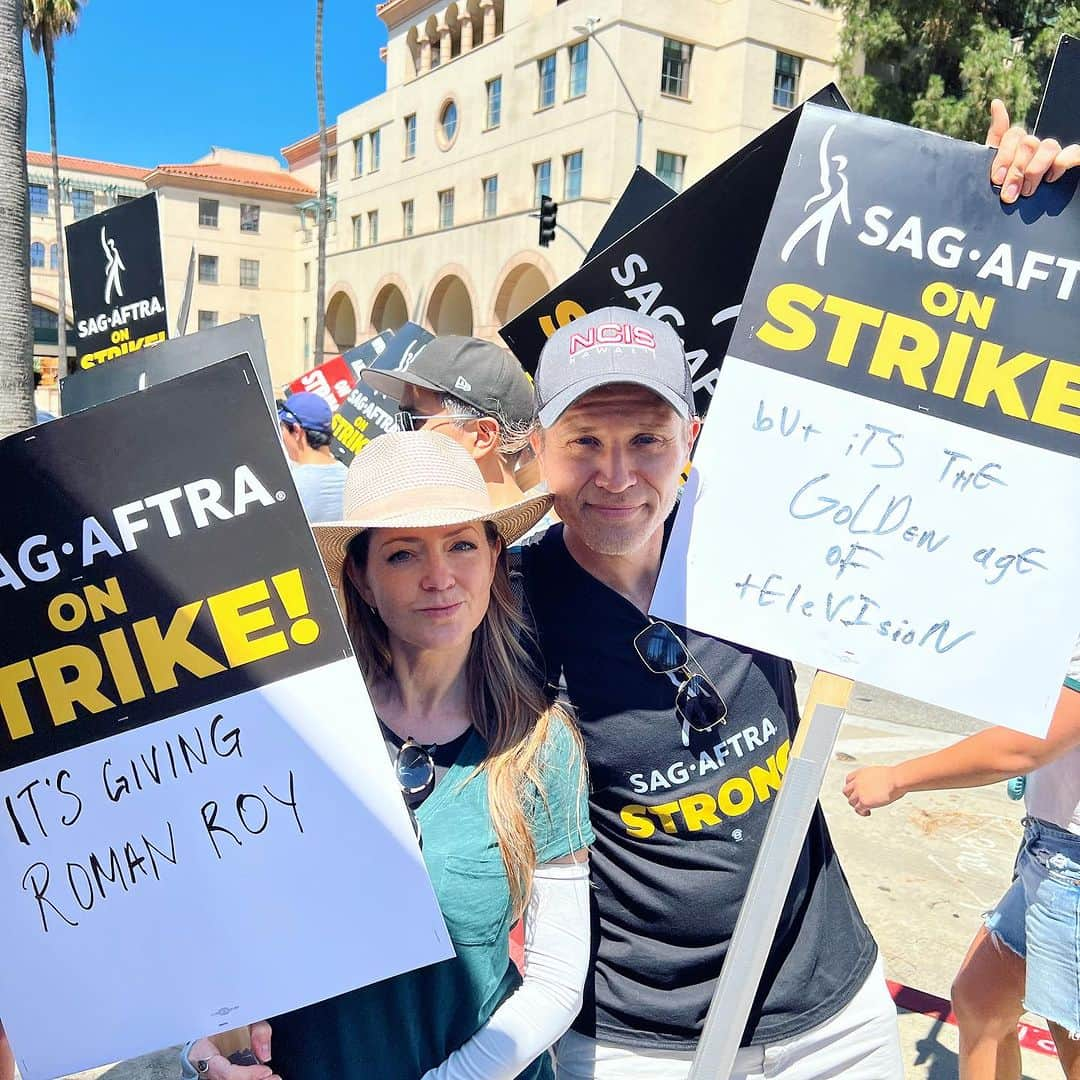 ジュリアナ・デヴァーさんのインスタグラム写真 - (ジュリアナ・デヴァーInstagram)「If picketing has one good side effect it’s spending time with friends you don’t always get to see.  And yes, @themichaeltrucco has agreed to fly AI into the sun ☀️ if need be. #cylonsagainstAI #battlestargalactica joke . @sagaftra #sagaftrastrong  #sagaftrastrike  #power2performers」7月20日 4時37分 - cleverdeverwherever