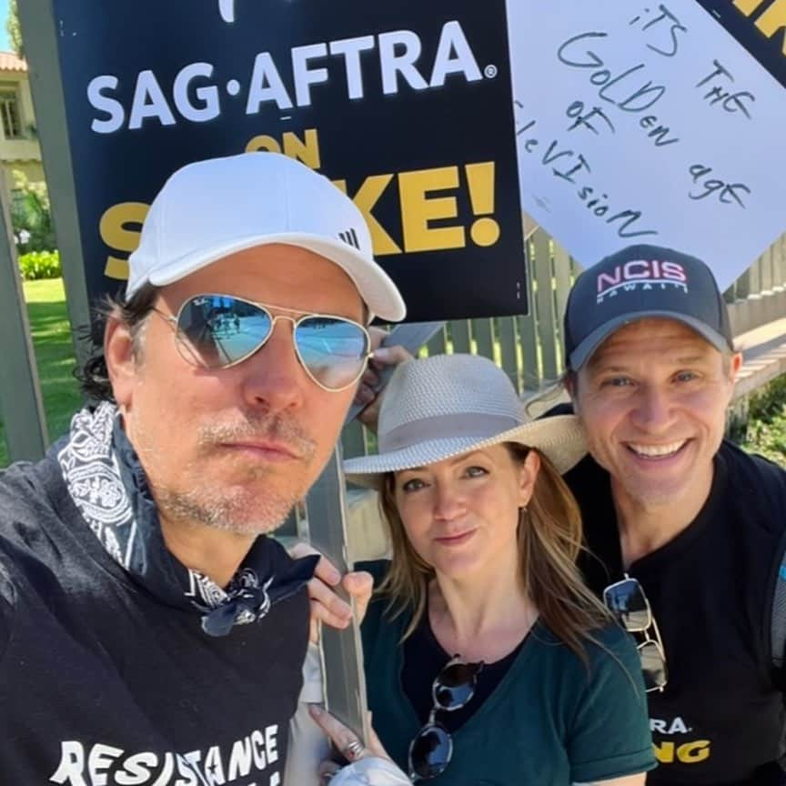 ジュリアナ・デヴァーさんのインスタグラム写真 - (ジュリアナ・デヴァーInstagram)「If picketing has one good side effect it’s spending time with friends you don’t always get to see.  And yes, @themichaeltrucco has agreed to fly AI into the sun ☀️ if need be. #cylonsagainstAI #battlestargalactica joke . @sagaftra #sagaftrastrong  #sagaftrastrike  #power2performers」7月20日 4時37分 - cleverdeverwherever