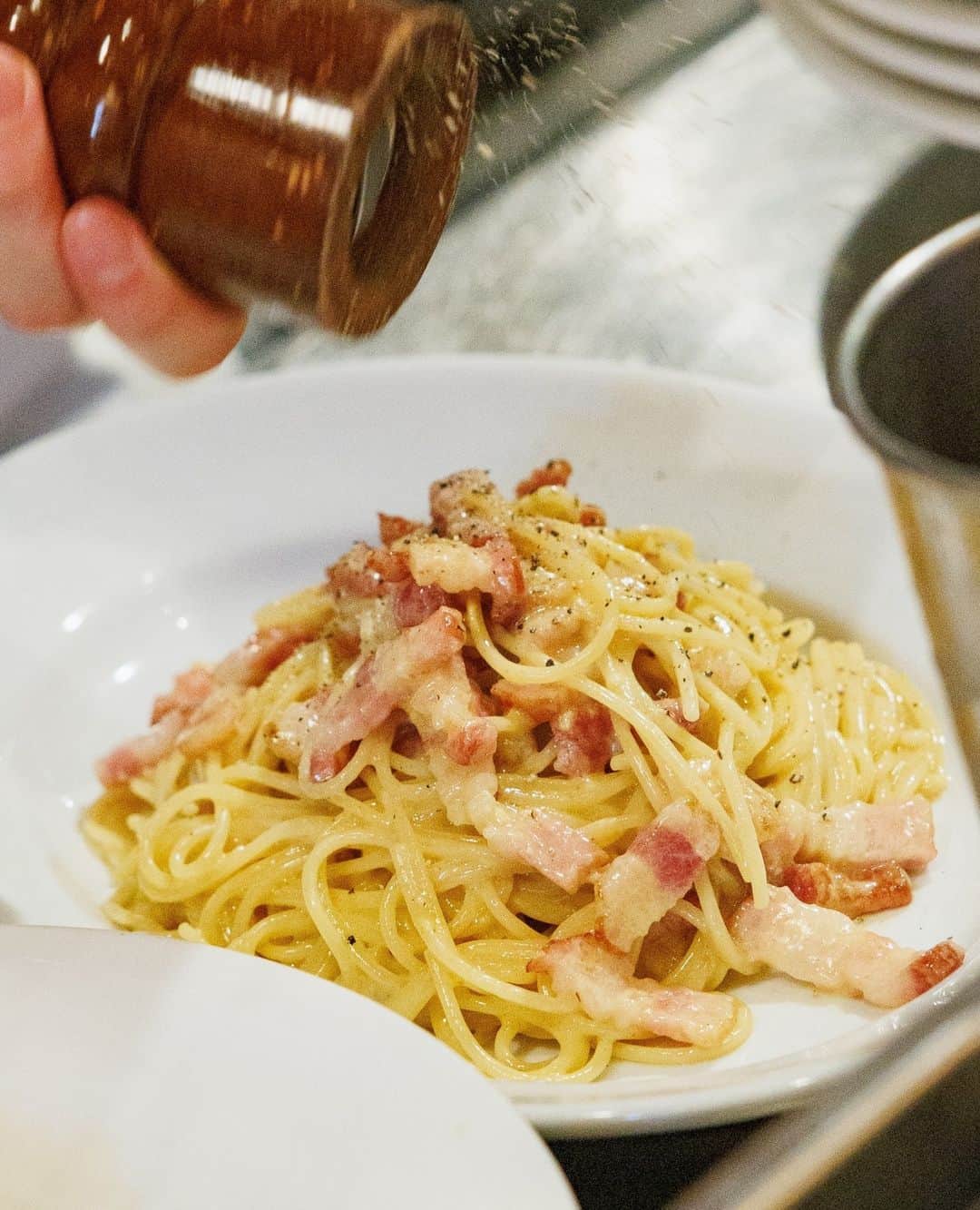 カフェ ラ・ボエムのインスタグラム：「カルボナーラはお好きですか？温泉卵、ほうれん草...、どんなトッピングがお好きですか？ （納豆トッピングも実は美味しいのですよ）🍝⁠ Question! Bacon, Spinach, Poached Egg, etc. What toppings do you like on your pasta? 🥓🥚」