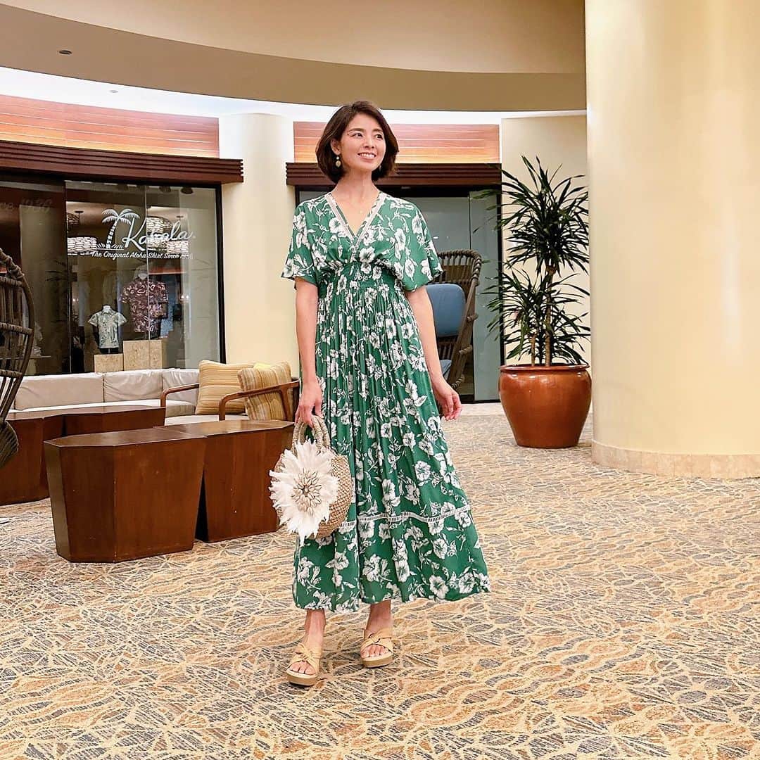 Angels By The Sea Hawaii Waikiki Based Boutiques ?Original clothing designed のインスタグラム：「New Arrivals @angelsbythesea  最新ドレスが入荷しました👼 　 Websiteでも販売を開始しています。 いつも応援くださりありがとうございます💁🏻‍♀️💕  New Dress has just arrived and is also available in stores now.  Thank you for your support as always 🙏  👗Mele Hawaiian Dress Color : Orange, Navy, Green Size : SM, ML 📸 @yuhki522 @mayumi_hawaii thank you🩷  @angelsbythesea   先日のインスタLIVEでもご紹介したメレドレス👗 オンライン販売のご要望をたくさんいただきありがとうございました🙇‍♀️  @angelsbythesea has been Hawaii’s resort fashion brand based in Honolulu, Hawaii, since 2010. Please visit our online store 🌺www.angelsbytheseahawaii.com Owner Designer Nina Thai (Miss Waikiki) @nina_bythesea (日本語勉強中📚🙇🏻‍♀️) Please feel free to tag your pic for a chance to be featured!  ハワイのリゾートファッション、 エンジェルズバイザシー はミスワイキキである Nina Thai によって作られたハワイオリジナルファッションブランドです🌴日本語ウェブサイトはこちら www.angelsbytheseahawaii.jp  ハワイやリゾートファッションが好きな人は是非私達のアカウントをフォローして下さい🙌また私達の商品をポストする際にタグ付けしていただいたら私達からリポストされるチャンスがあります  #angelsbytheseahawaii #angelsbythesea #resortwear #hawaii #waikiki #supporthawaii #sheratonwaikiki #bandeau #palmleaves #hawaiibeaches  #ハワイ #ワイキキ #カイルア #ラニカイビーチ #シンプルコーデ #ハワイ好きな人と繋がりたい #エンジェルズバイザシーハワイ #エンジェルズバイザシー #リゾートファッション #ハワイに恋して #ハワイ限定 #シェラトンワイキキ #ワイキキビーチ」