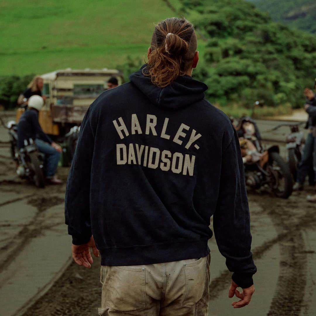 ジェイソン・モモアさんのインスタグラム写真 - (ジェイソン・モモアInstagram)「No road needed. A new line from On The Roam x Harley-Davidson. Inspired by those who choose to forge a new path. Explore at link in bio. @hdcollections #hdcollections  📸@stockezy」7月20日 4時54分 - prideofgypsies