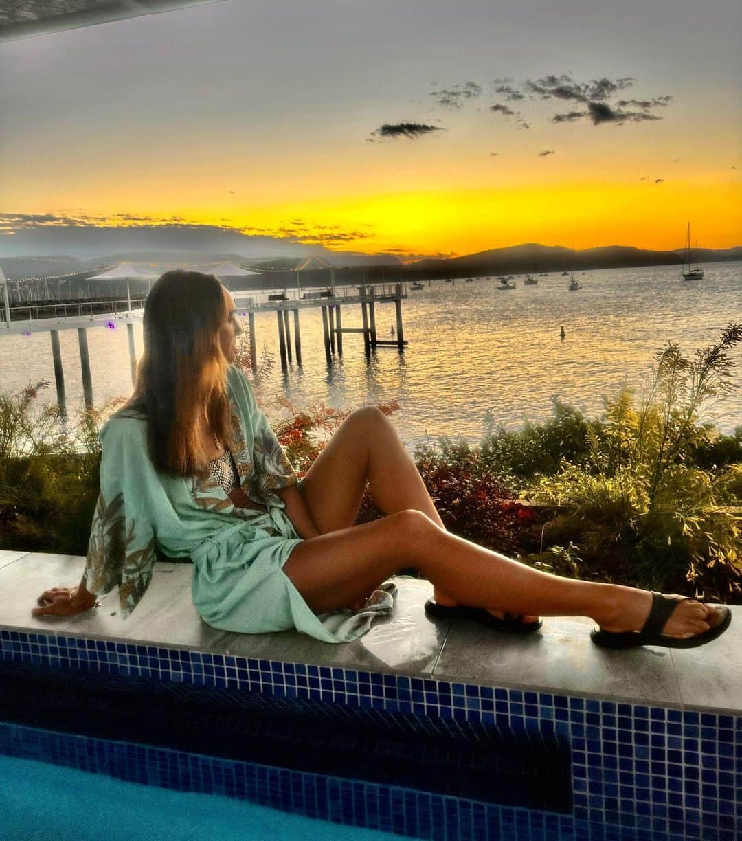 シャーニ・ヴィンソンのインスタグラム：「Letting the sun set on my 30’s..  #birthdayweek #molleisland #whitsundays #travel #adventure #islandlife #sunset #paradise #ocean #lifebeginsat40」