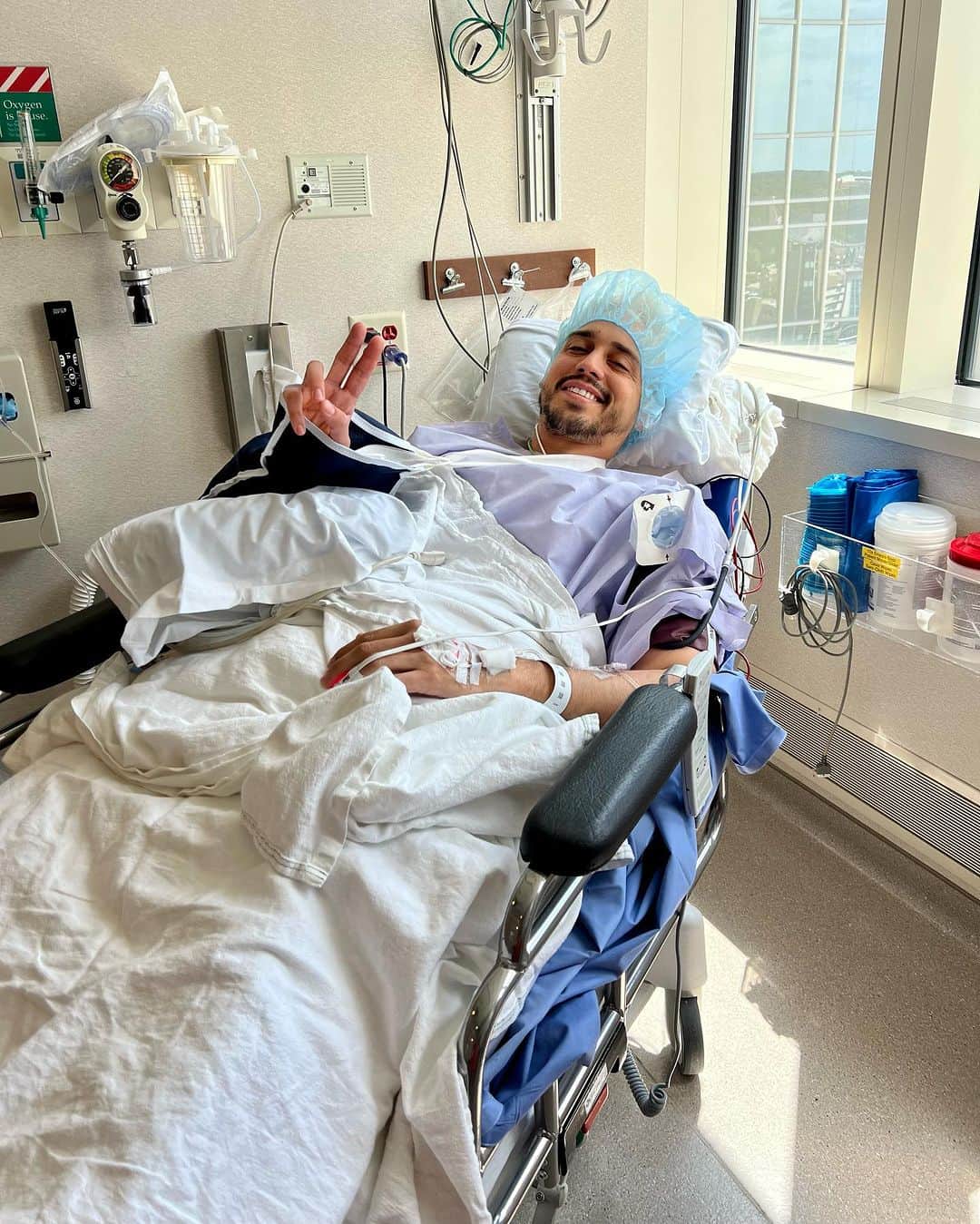 ホセ・デレオンのインスタグラム：「According to Dr. Camp, surgery went perfectly. Let’s get to work, puñeta! 🔥」