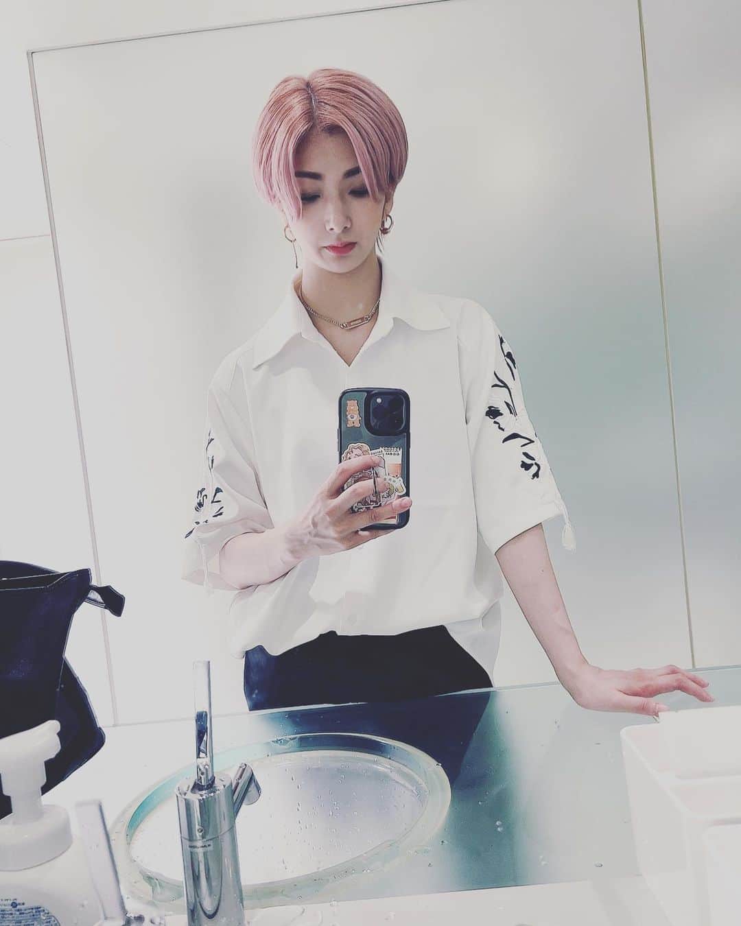 花瑛ちほのインスタグラム：「手の血管ばっか見ちゃってさ  #hare #shirt #hair #pink #血管フェチあつまれ」