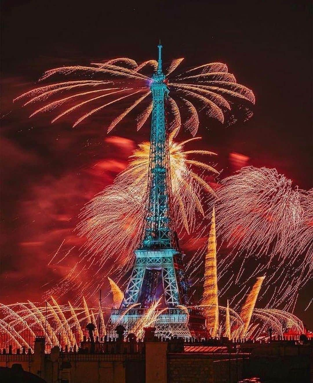 Instagramersのインスタグラム：「Fireworks in Paris by @laurent_diana_paris and @igersparis 🎆🎇📸🙌🏻✨😍 #igersparis #igersfrance #igers」