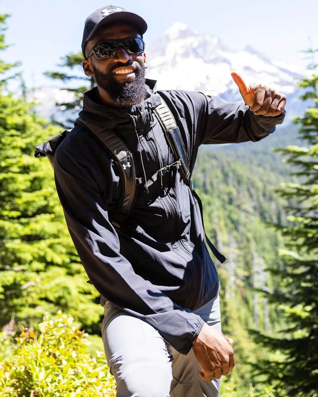 アントニオ・リュディガーさんのインスタグラム写真 - (アントニオ・リュディガーInstagram)「Let's go hiking 🏔️🙌🏾🇺🇸 UA training camp in full swing 👊🏾 #Hustle #AlwaysBelieve   @underarmour」7月20日 5時04分 - toniruediger