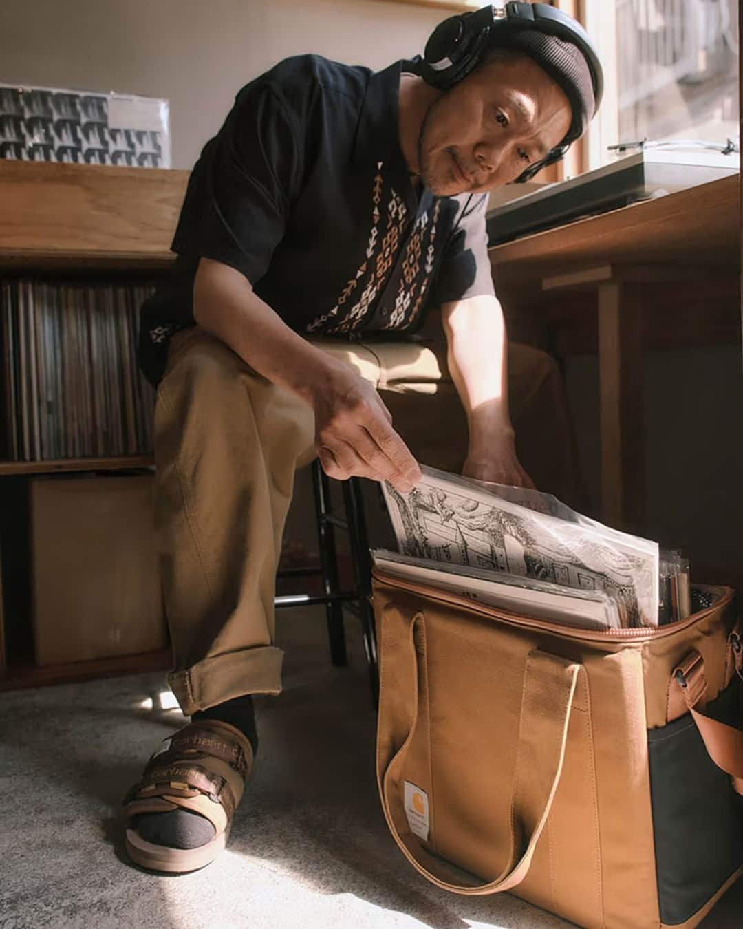 HYPEBEASTさんのインスタグラム写真 - (HYPEBEASTInstagram)「@hypebeaststyle: Pack all your goodies with the @ramidustokyo x @carharttwip bag capsule.⁠ ⁠ The collection of bags is perfect for skateboarders and music enthusiasts, with nine new bags being designed to provide the perfect companion for those on the move, whether on the board or for transporting CDs and vinyl. ⁠ ⁠ Bags arrive in various sizes from the XL Tote Bag, Shoulder Bag, Box Day Pack, Tote Bag L, Newspaper Bag, Band Wallet, Pouch, Vinyl Case, and Fanny Pack. Each bag has been crafted with various pockets, with neutral color palettes being utilized that lean into Carhartt’s classic “Hamilton Brown” and “Stark White” showcasing the iconic Detroit workwear brand woven label with a collaborative logo lock up.⁠ The collection arrives on July 20.⁠ Photo: Carhart WIP/Ramidus⁠ ⁠」7月20日 5時10分 - hypebeast