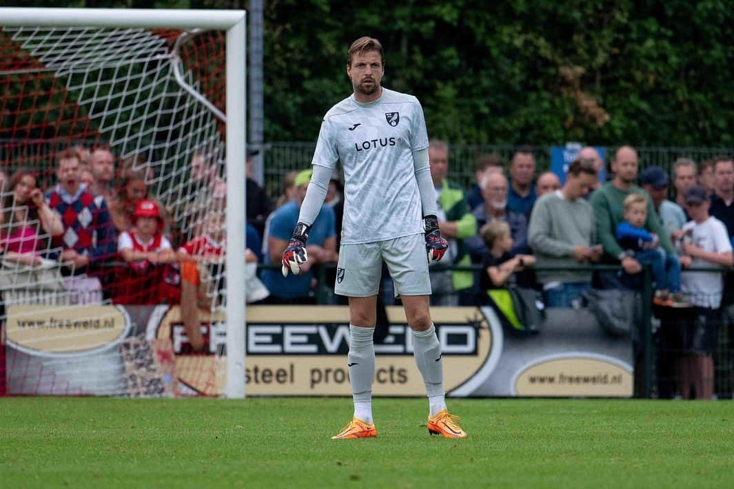 ティム・クルルのインスタグラム：「Good test for us tonight against @azalkmaar.. Thanks for the warm welcome again 🧡..  #preseason #holland」