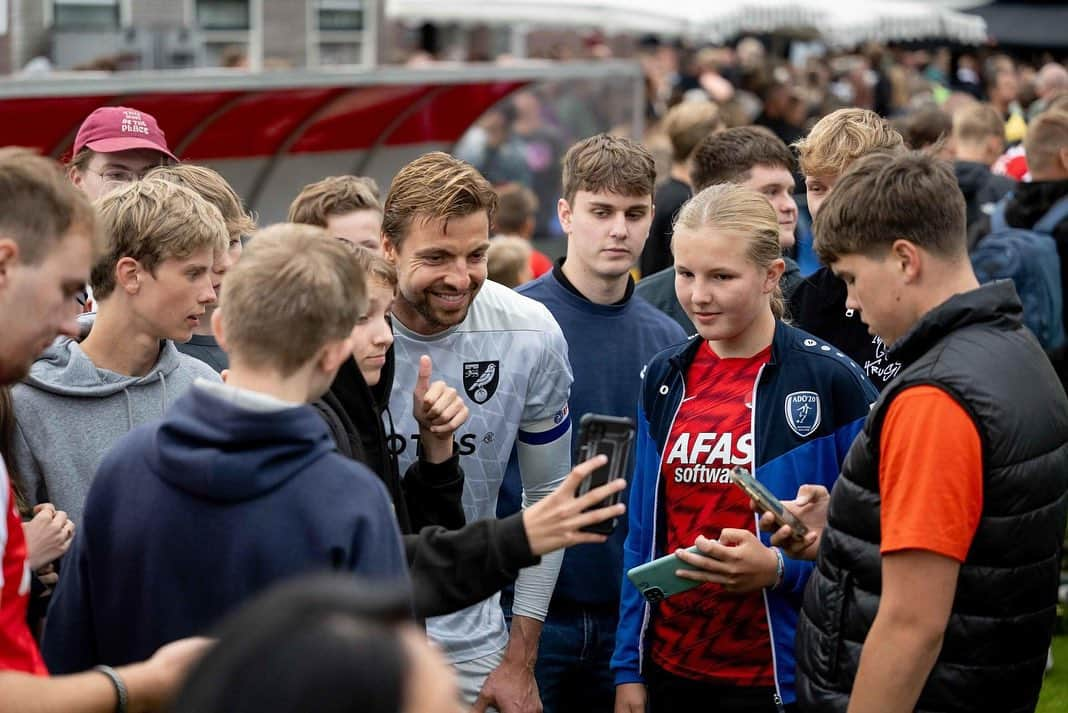 ティム・クルルさんのインスタグラム写真 - (ティム・クルルInstagram)「Good test for us tonight against @azalkmaar.. Thanks for the warm welcome again 🧡..  #preseason #holland」7月20日 5時27分 - timkrulofficial