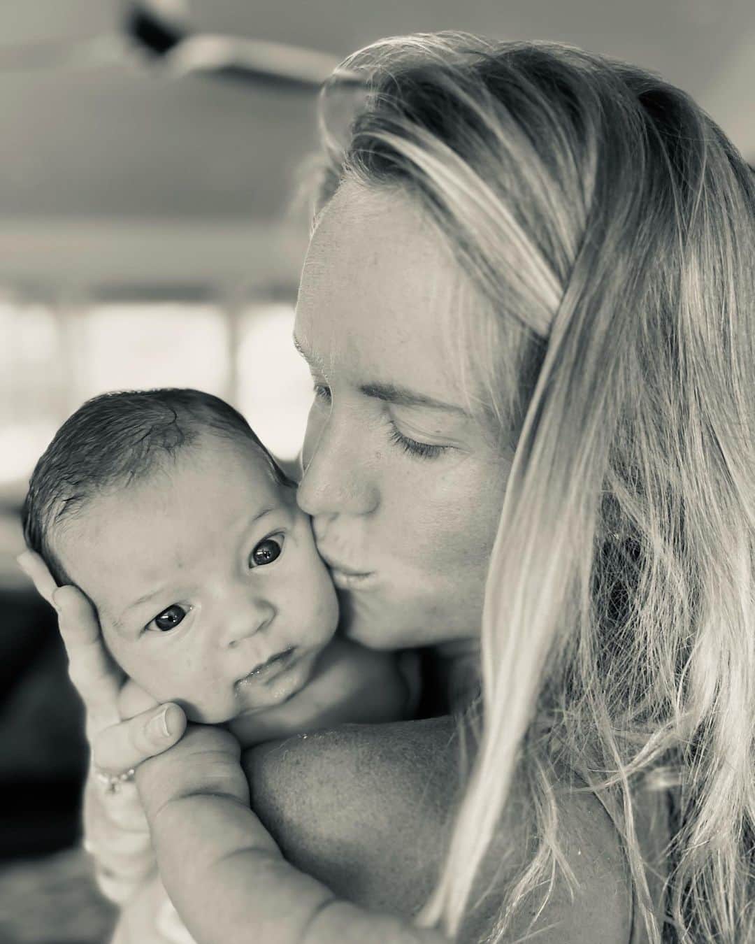Bethany Hamiltonのインスタグラム：「Black n white or color? 🖤🧡👉🏽 A few words and feeling I have about her🌸💖👼🏽✨ Full of love, obsessed, grateful, surprised, fun, has me dreamin, and just looking forward to life with our sweet Alaya!」