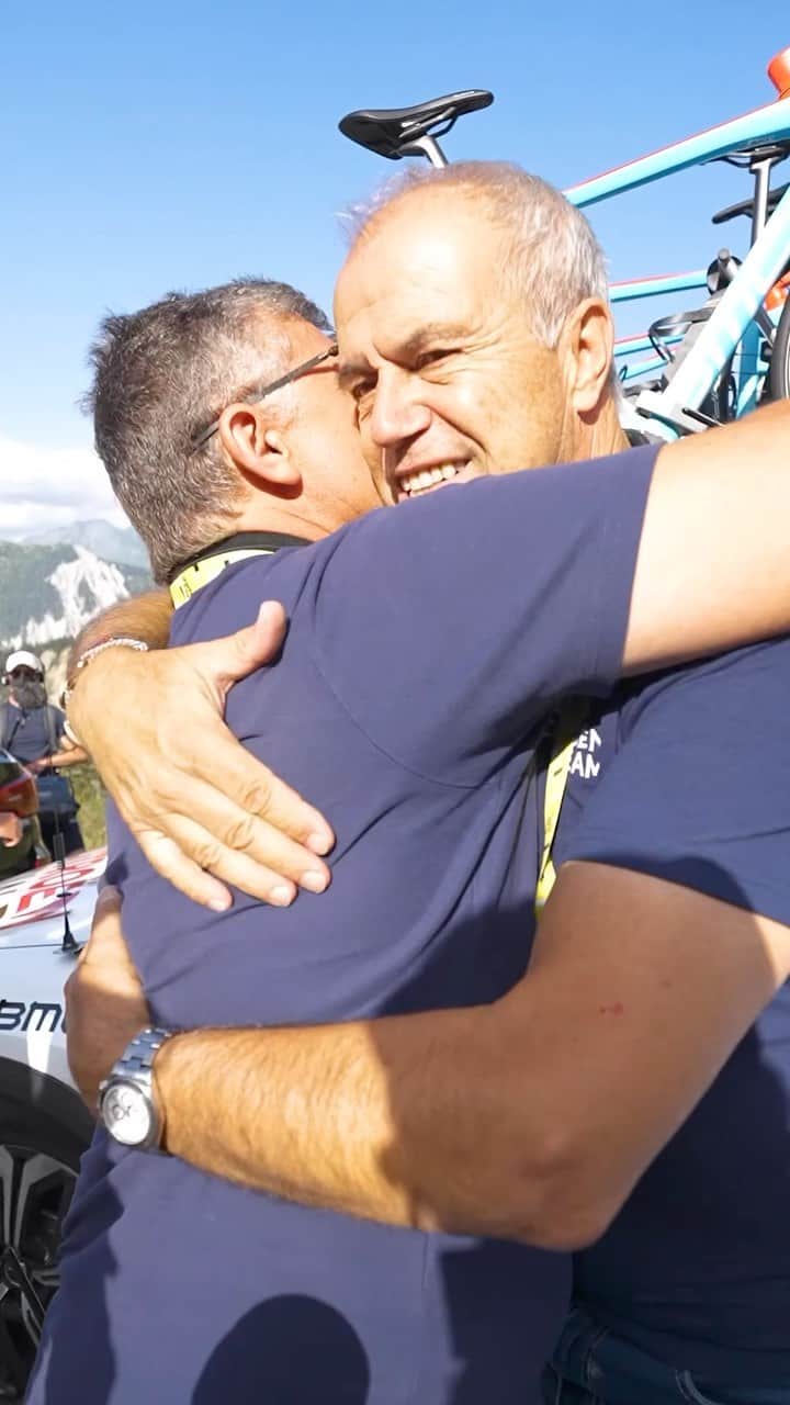 Citroënのインスタグラム：「🇫🇷 @letourdefrance   Une journée d’exception, la victoire d’un champion, la récompense de toute l’équipe 🏆🔥🥇🫶🏻   An exceptional day, the victory of a champion, the reward of an entire team 🏆🔥🥇🫶🏻   #AG2RCITROËNTEAM #RoulonsAutrement #RideDifferently #MadeinTheAlps © KBLB」