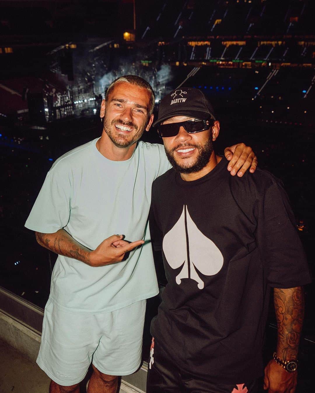 メンフィス・デパイのインスタグラム：「Big vibes last night with my bro @antogriezmann in our home stadium @atleticodemadrid   @theweeknd your show was insane! 🤯😮‍💨 Respect 🙏🏽👏🏽  Last slide is how we should leave the pitch this season! Grizzy you ready 👀🔥🔥🔥」