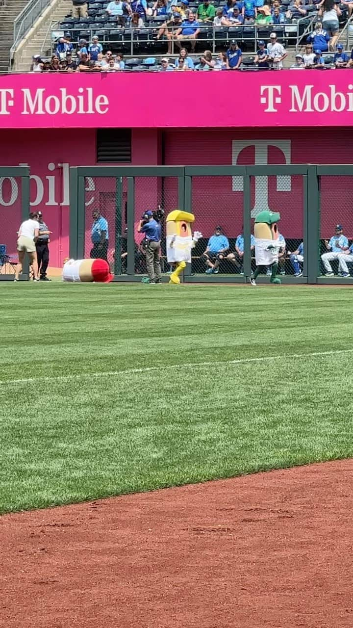 カンザスシティ・ロイヤルズのインスタグラム：「This teenie weenie hot dog derby is pure chaos. 🌭😂 #NationalHotDogDay」