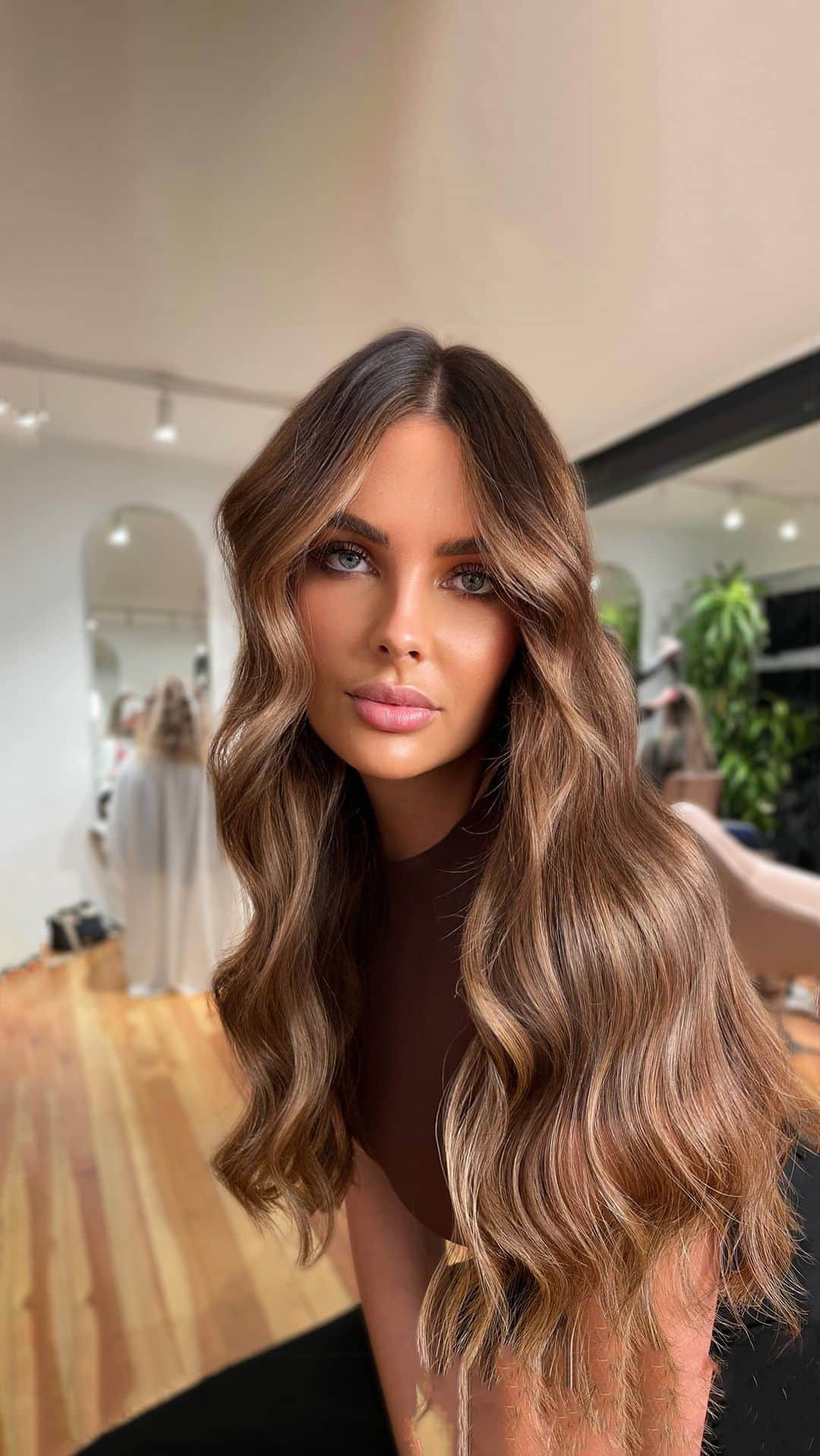 サラ・ハリスのインスタグラム：「I’m trying @greatlengthsaus Keratin bond extensions for the first time!   Why? I did like my other extensions but I found it really frustrating anytime I wanted to style my hair and having to dry my hair every time I swam or washed my hair wasn’t ideal for travelling or time in general, the hair appointments every 5 weeks were a pain too.   With keratin bonds they have a full range of motion, are a lot harder to see and last anywhere between three and six months before you need to have them taken out 😱 I also love that being smaller pieces we were able to mix multiple base colours and highlight colours to achieve the perfect colour match.   As you know i’m someone who suffers from migraines and I’ve struggled with extensions giving me grief in the past almost always. I’ve only had them in for 24 hours so far and I haven’t had a single headache, they’re so light and flat to your head they haven’t worried me at all!   I’m definitely excited to see how they go in Bali and will keep you girlies updated on my thoughts but so far i’m absolutely obsessed 😍   So happy with the results and even happier that #greatlengths stylist @rebeccafuchs.hair has joined my salon in Takapuna 🙏🏽」