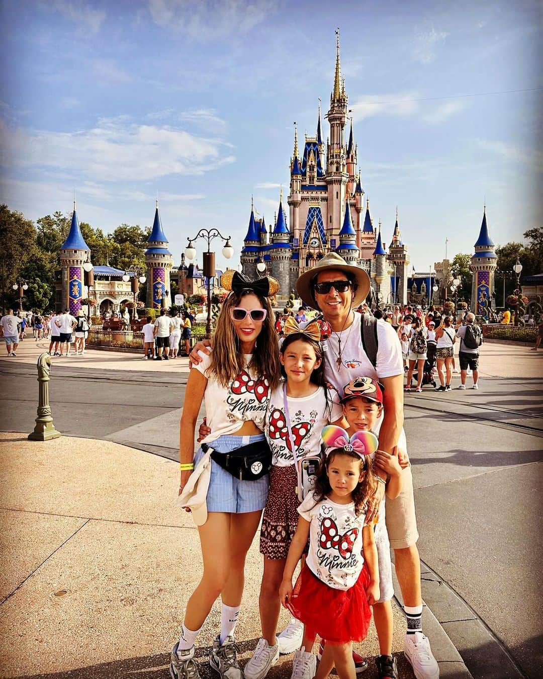 ギジェルモ・オチョアのインスタグラム：「Day 1 in the "The Happiest Place On Earth" @disneyworld.latino ❤️ Familia ❤️🥰🤩💫」