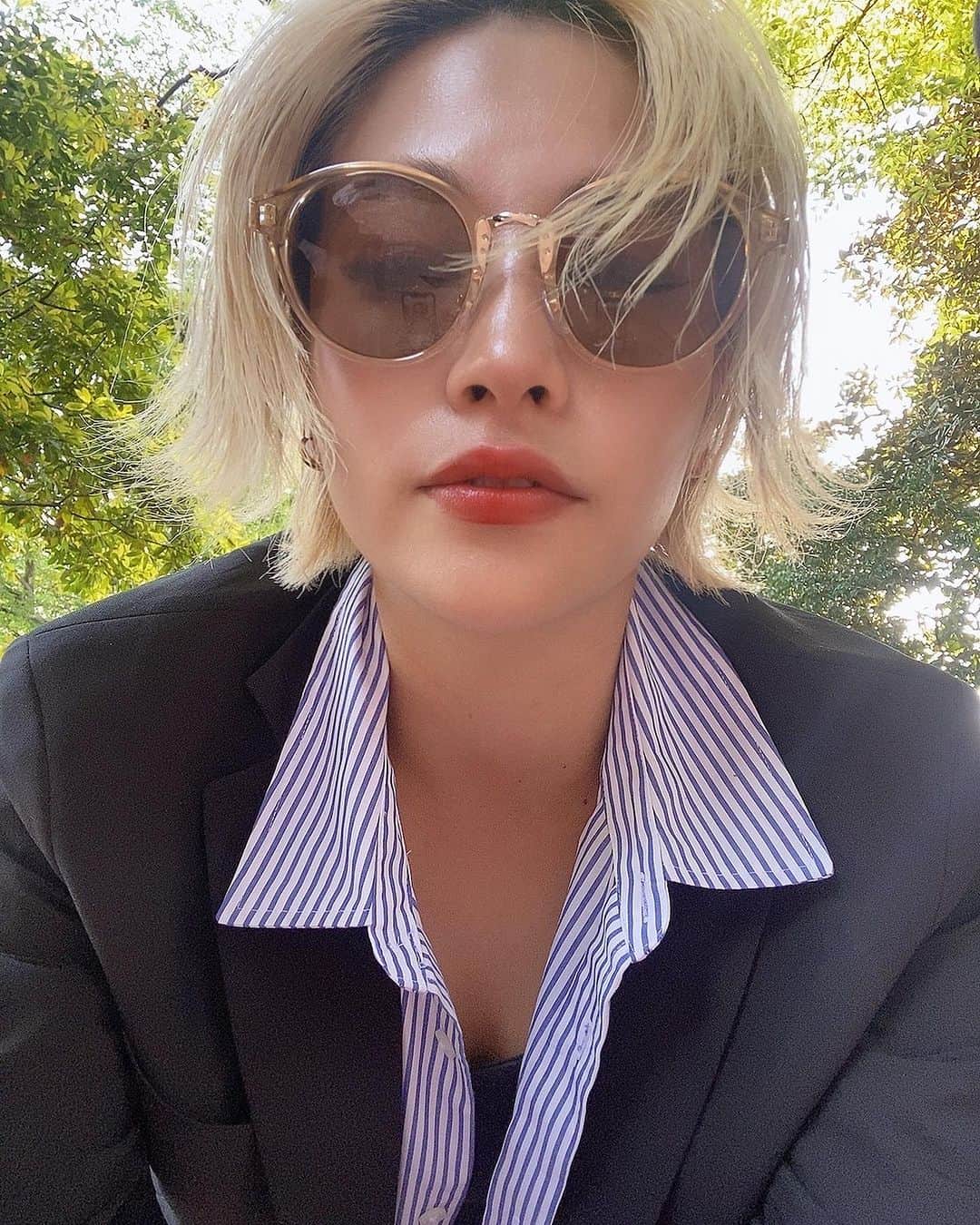 瀬川真帆のインスタグラム：「. Thank you for birthday Wishes And I want to express my gratitude again.  Life has it's ups and downs But It was a lesson to be learned. I am improving day by day. I want to keep moving forward .  I am always surrounded by lovely friends and family and they make me happy. So I'm not scared of anything. That is my treasure.  --------------------------------- .It's not the years in your life that count. It's the life in your years. ---------------------------------  6月の誕生日を迎え、新たな気持ちで 自分自身と向き合っています🦋  現地(オランダ）ではチームメイトに祝ってもらい、 日を跨ぐとすぐに日本からLINEやInstagram でもたくさんの方に お祝いしていただき、改めて自分は幸せ者だと感じました。 本当にありがとうございました🥺　  昨年の誕生日から様々な事を自分自身で感じており、 これからの経験にワクワクしています🌹🌹  人生山あり谷あり、下っている時こそ 1番どん底で光も見えないほど辛いし 長く感じるもの。 でもそれも長くは続かないから、 見えると何度も経験しているから... 年齢は重ねても、 何かに挑戦する気持ちを忘れずに これからも前進していきます🩵  自分らしくをモットーに 芯は崩さず、 柔軟性のある人になれるように🎋  私のできることはまだまだ微力ですが 少しずつでも社会が愛でいっぱいになるよう 頑張っていきたいと思います🔥🔥  こんな私を どうぞよろしくお願いします🌻  ちなみに誕生日の日にルームメイトとある映画を見て生き返ったような気分になりましたので、ご紹介🌿 🎞️SOUL という Disney映画 日本語だとソウルフルワールド🌈 子供が見るものだと思っているそこのあなた。絶対見てください🥸  thanks always, with love 💌  #623 #mybirthday #birthdaygirl #love #mocomuseum #lifestyle #sports #96 #instagood #fashion #誕生日 #ソウルフルワールド #22 #soul #happy #friends #family」
