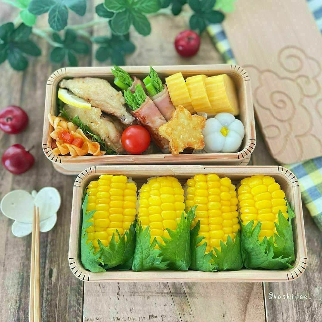 おうちごはん編集部さんのインスタグラム写真 - (おうちごはん編集部Instagram)「【夏をお弁当箱に詰めよう！#夏弁当 のアイデア6選】  今年も夏がやってきましたね☀️ 毎日作っているお弁当も夏仕様に衣替えしませんか？  今回は、真っ青な海がきれいな #ビーチ弁当 をはじめ、スイカやひまわりの形がかわいいおにぎりなど #夏弁当 のアイデアをご紹介💡  普段デコ弁当は作らないという方も、ちょこっと取り入れてみるだけで夏らしいお弁当が出来上がりますよ🍱✨  ぜひ挑戦してみませんか？  ------------------  ☀️ビーチ弁当 photo by @725_kwhr  ☀️スイカおにぎり photo by @shio7769  ☀️ひまわりスパムおにぎり photo by @shio7769  ☀️とうもろこしおにぎり photo by @hoshitae_  ☀️金魚のそうめん弁当 photo by @tomochu15  ------------------  ◆ #おうちごはんLover を付けて投稿するとおうちごはんの記事やこのアカウント、おうちごはん発信のトレンドリリースなどでご紹介させていただくことがございます。スタッフが毎日楽しくチェックしています♪  ［staff : コノ］ ------------------  #おうちごはんLover #おうちごはんラバー #ouchigohanlover #ouchigohan #いつものいただきますを楽しく #おうちごはん #おうちカフェ #デリスタグラマー #lin_stagrammer #foodporn #foodphoto #foodstyling #弁当 #お弁当 #べんとう #おべんとう #obento #手作り弁当  #おしゃ弁 #デコ弁 #デコ弁当 #手作り料理 #手料理 #献立 #あしたのおうちごはん #夏野菜」7月20日 6時00分 - ouchigohan.jp