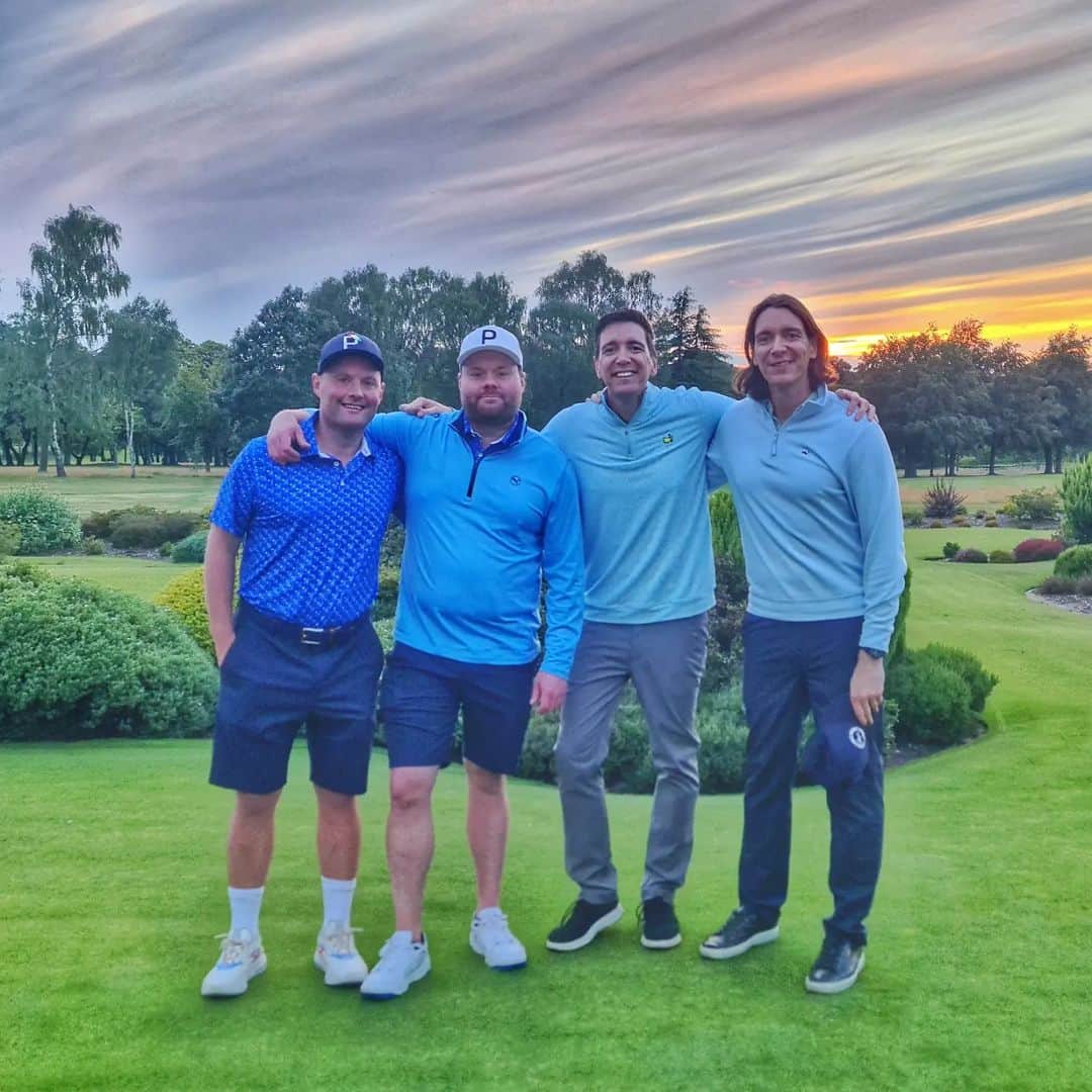 オリバー・フェルプスのインスタグラム：「Bothers v Brothers Great time filming with @tubes_ange_golflife the other day.... but who won???  ⛳️」