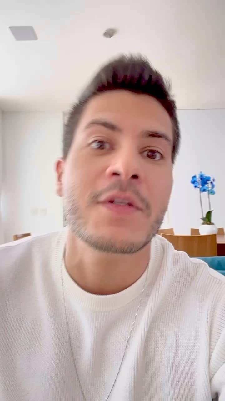 Arthur Aguiarのインスタグラム：「NÃO PULA ESSE VÍDEO!! ASSISTE ATÉ O FINALl! O que eu tenho pra te falar é exatamente o que você tá precisando!  Já pensou você poder ter um cartão de crédito INTERNACIONAL de graça, sem anuidade, sem análise de crédito e com limite garantido tanto pra você quanto pra sua empresa?  Pois é, o @pagbank PODE e QUER te ajudar a realizar esse seu sonho de ter um cartão de crédito pra poder chamar de seu, parcelar as suas compras e não precisar ficar mais juntando dinheiro pra comprar uma coisa de cada vez. Você agora vai poder comprar várias coisas ao mesmo tempo e vai poder pagar ao longo dos meses seguintes. Mesmo se você é negativado você também vai poder ter um cartão.  #cartãodecrédito #rendemaisqueodobrodapoupanca #pagbank #cdb #publicidade」