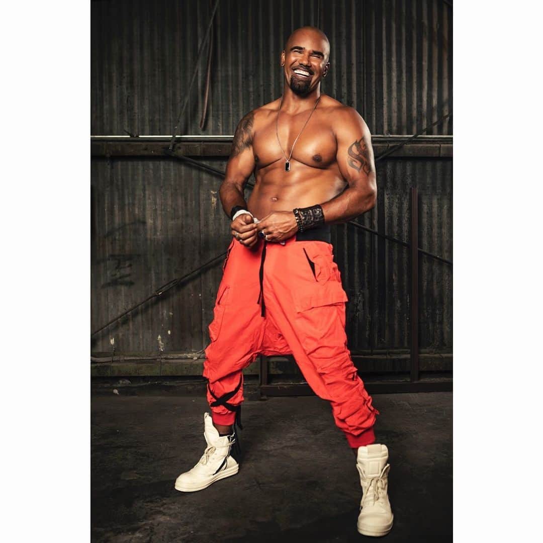 シェマー・ムーアのインスタグラム：「This ain’t a game, just business as usual 💪🏽👊🏽💯 #dadbod  . . 📸 @davinophotostudio」