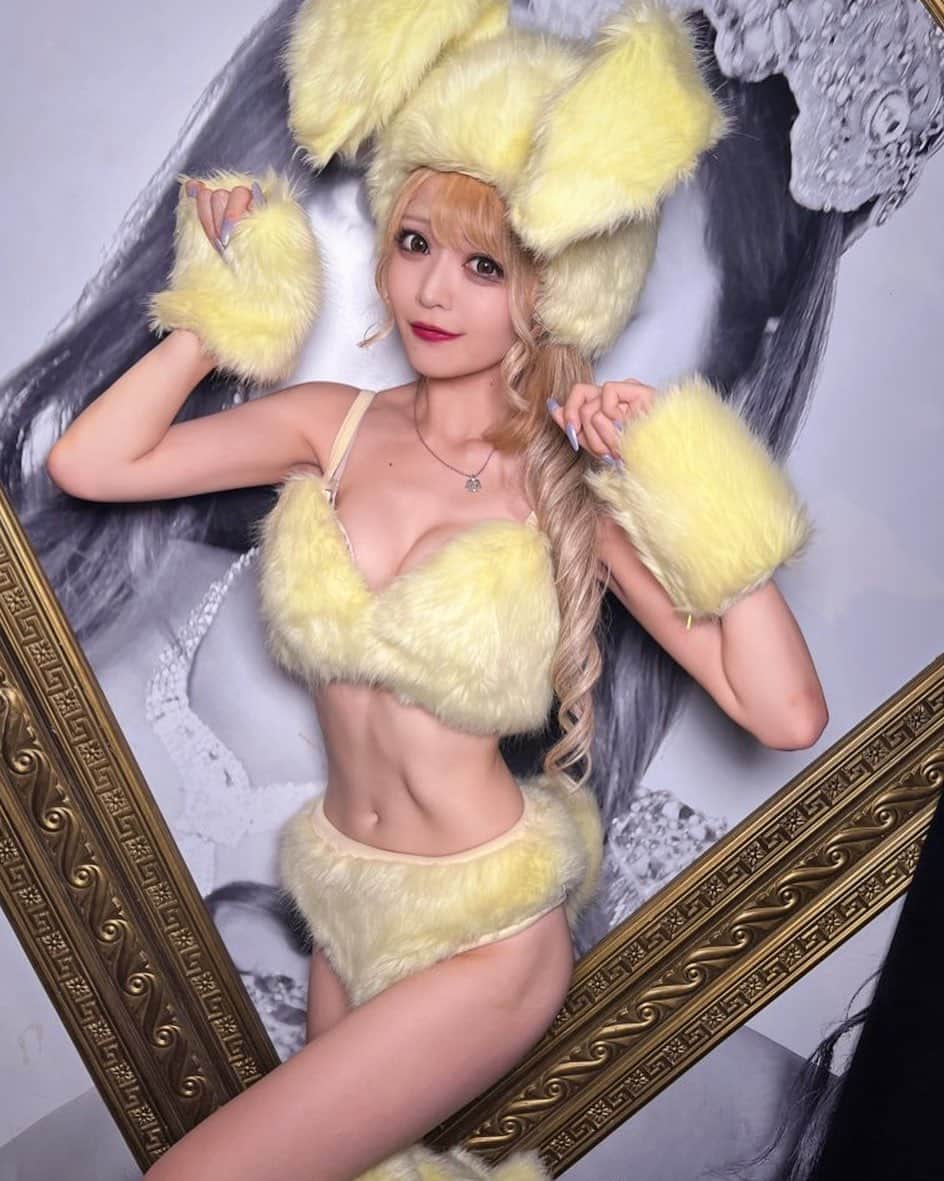 ミランのインスタグラム：「material girl🐰💛🤍  ・  #パリオン #partyon #roppongi  #materialgirl」