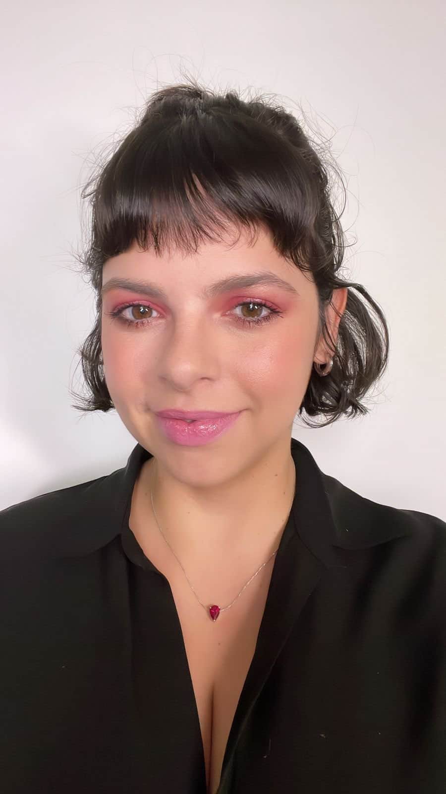 のインスタグラム：「Uma boa make rosa nunca sai de moda, né? 💖 Na live de hoje, a nossa treinadora Fernanda Fonseca @fef.onseca, compartilhou dicas e truques de maquiagem para você entrar no mood #PinkCore. 💄🎀 #maccosmetics #maccosmeticsbrasil」