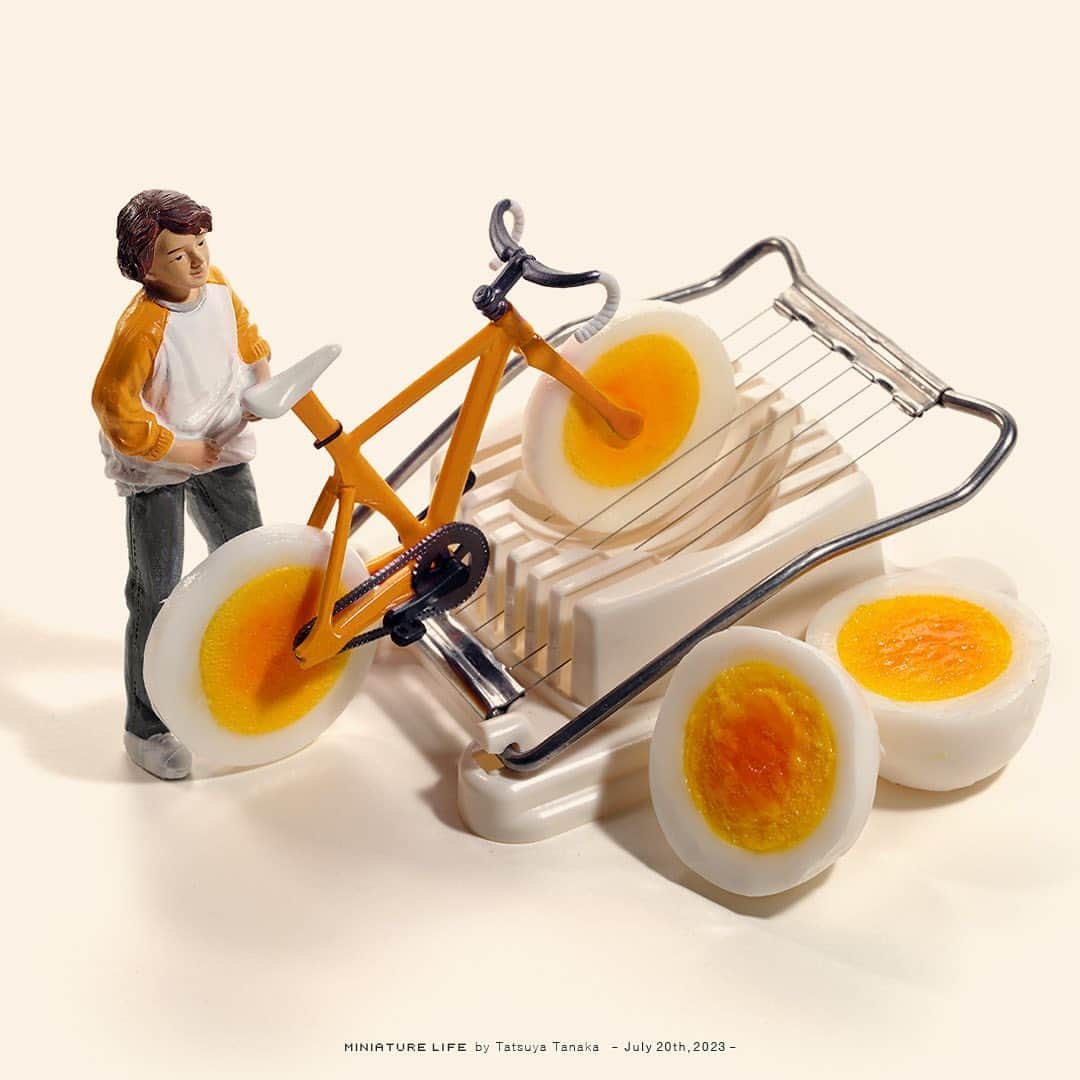 田中達也のインスタグラム：「⠀ “Bike Rack” ⠀ 駐輪場ではなく駐卵場 ⠀ ─────────────────── 《EXHIBITION info》 ⠀ 【MINIATURE LIFE展2 in 沖縄】 MINIATURE LIFE EXHIBITION 2 in Okinawa Jul. 12, 2023 - Sep. 3, 2023 ⠀ 【ミニチュアの視点で見る日本－田中 達也】展 Japan from miniatures - Tatsuya Tanaka at Japan House São Paulo until : Oct. 8, 2023 ⠀ 【ミニチュアライフ 神戸エアポート】 MINIATURE LIFE × KOBE AIRPORT ⠀ ─────────────────── 《Coming Soon》 ⠀ 【MINIATURE LIFE展 in 福岡・大野城】 MINIATURE LIFE EXHIBITION in Fukuoka Jul. 22, 2023 - Sep. 3, 2023 ⠀」