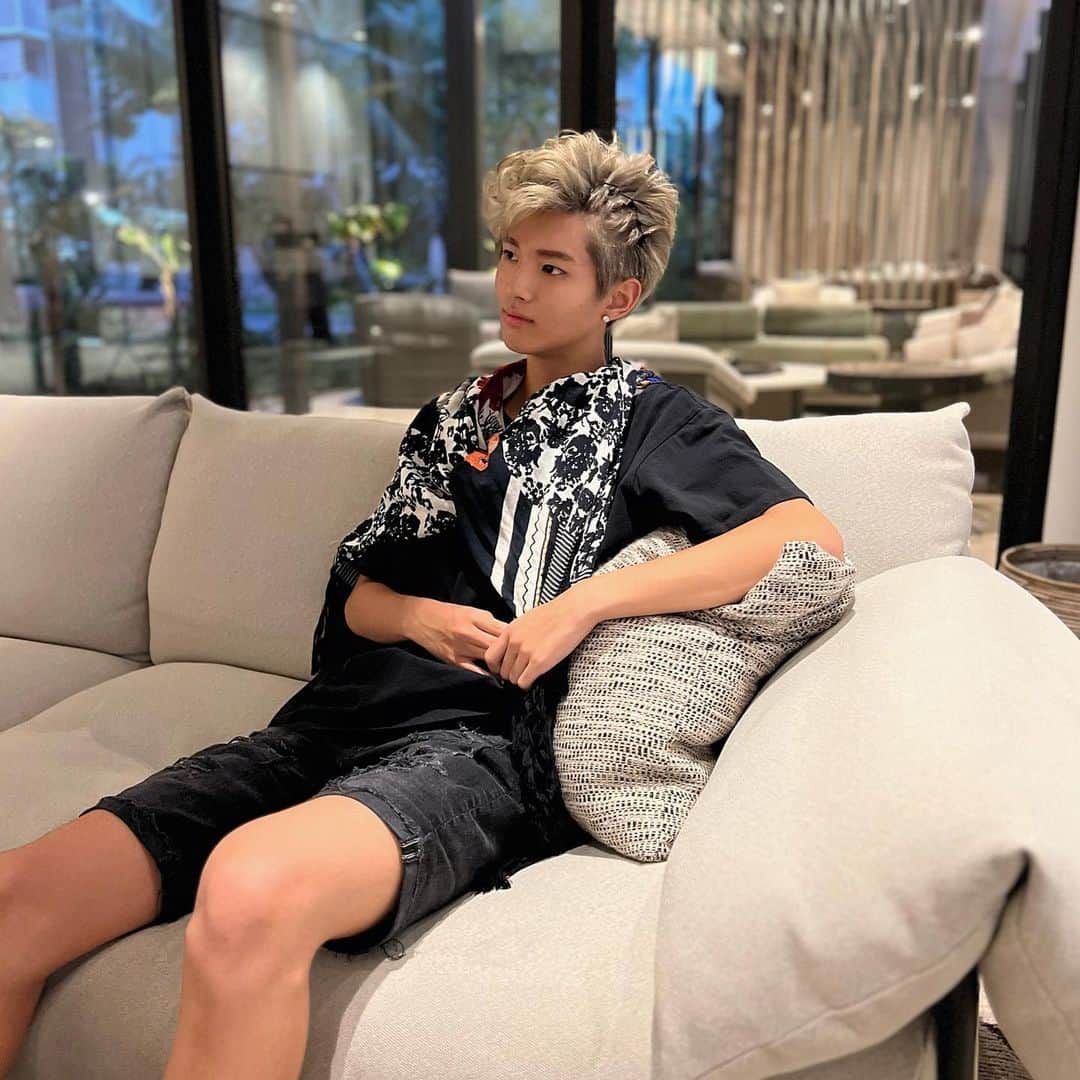 高澤笑大郎のインスタグラム：「🖤🖤🖤  #Crossingrain #XR #xr #boyband #Hawaii #Oahu #Aloha #Music #Japan #Honolulu #Hilo #Kpop #Jpop #rap #singing #dance #have #courage #and #be #kind #ありのまま」