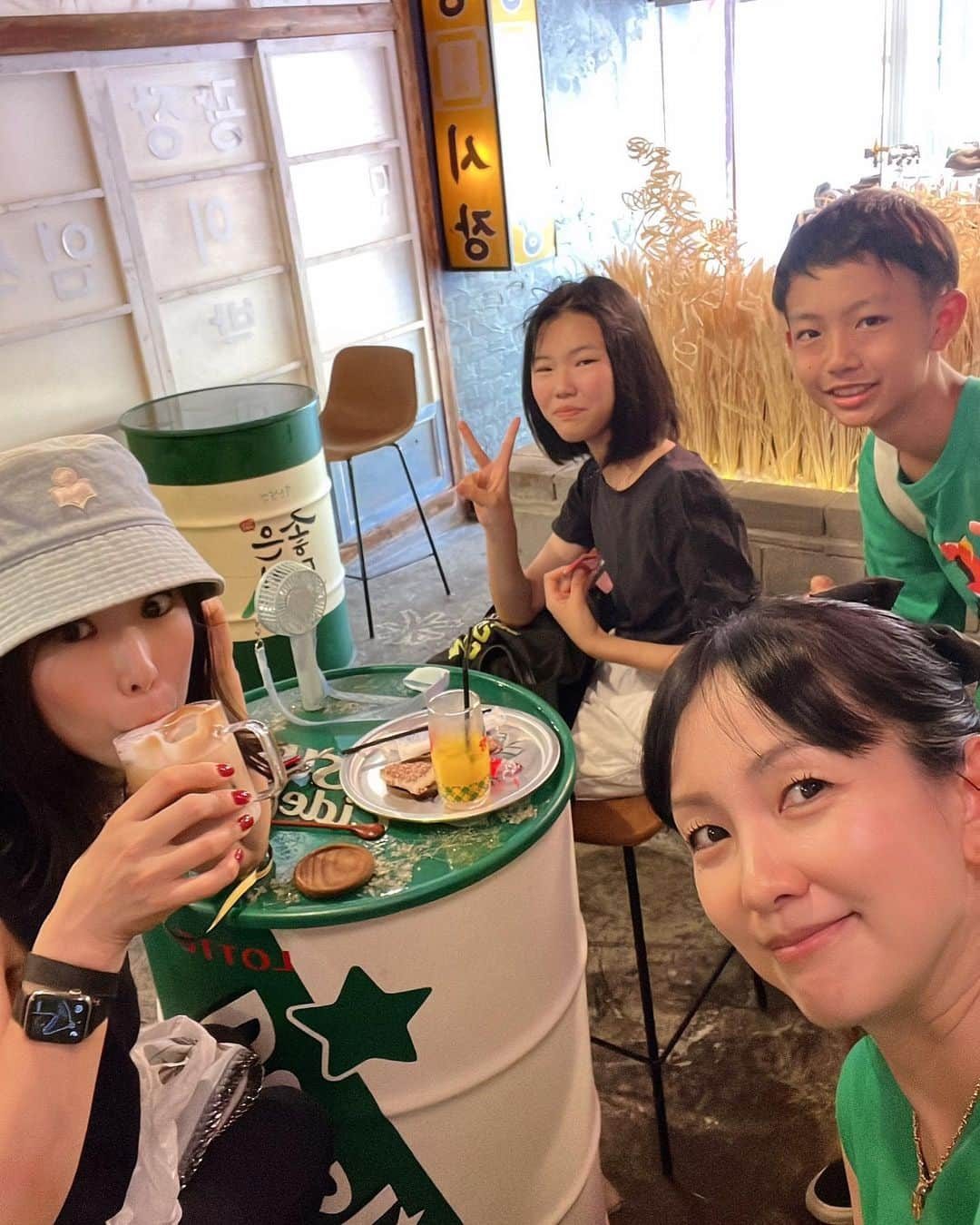 甘糟記子さんのインスタグラム写真 - (甘糟記子Instagram)「夏休み！  姫は夏休み入って早々に学校の海合宿。 そんなわけで息子殿と2人でユニバーサルへ！  1日目は姫を送り出してから大阪へ向かい、大阪フレンドたきゆか親子と合流(≧∀≦)  もちろん目指すはコリアンタウン（笑）  まずは駅前のお店でいつものキンパをゲット！  ここの小さくて細いのに中身が詰まってて美味しいの！ 1本150円！ サンナッチもあったり、いつか店内でも食べたいお店(๑>◡<๑)  からの韓国餅を買いながらコリアンタウンへ(≧∀≦)  とにかく暑くてやばい（笑）  1番忙しくしていたモデル時代でさえ日傘なんて持たなかったのに、今年は買ったよ（笑）  とにかくすぐにお茶休憩(〃ω〃)  まめな水分と休憩がとにかくBBAには必要(๑˃̵ᴗ˂̵)  前に見てもらった手相とパワーストーンの占いがめっちゃ当たってたので、それ目的だったんだけど、、、 その占いの方がやってた場所はすでに 違う建物が建ってた(＞人＜;) ガーン  またどこかでふらっと出会えることを祈って。はい。  でも息子殿はいちご飴も食べたかったので食べたり、たきゆかのとこはタピオカ飲みたいと言ってたので飲んだり、 それぞれお楽しみタイム(≧∀≦)  途中涼みながら夕飯の焼肉屋さんがある天満へ。  れいこさんのオススメ！ @bar_reiko   初めて来た！ 一人前が意外と少なく、色々頼んでも大丈夫な感じかな? 子供達も美味しい〜！ともりもり食べてました(๑>◡<๑)  ホテルに戻ってからは大浴場へ！ 今回もホテルはJTBから京阪ユニバーサルタワーを予約。 JTBから取らないとアーリーパークインができないからね( ^ω^ ) そしてここが1番大浴場もあってパークにも近くてお気に入り(〃ω〃)  湯上がりにビールかアイスクリームがついていて、無料のソフトドリンクバーを飲みながらひと心地\(//∇//)\  一日の疲れも吹き飛ぶわ〜(๑>◡<๑)  息子殿と2人旅は初めてだけど、なかなか楽しいもんですね╰(*´︶`*)╯♡  #息子殿姫#息子殿#大阪#甘糟旅行大阪#甘糟旅行#息子と2人旅」7月20日 7時29分 - norihey924