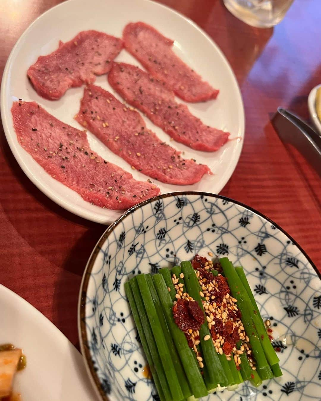 甘糟記子さんのインスタグラム写真 - (甘糟記子Instagram)「夏休み！  姫は夏休み入って早々に学校の海合宿。 そんなわけで息子殿と2人でユニバーサルへ！  1日目は姫を送り出してから大阪へ向かい、大阪フレンドたきゆか親子と合流(≧∀≦)  もちろん目指すはコリアンタウン（笑）  まずは駅前のお店でいつものキンパをゲット！  ここの小さくて細いのに中身が詰まってて美味しいの！ 1本150円！ サンナッチもあったり、いつか店内でも食べたいお店(๑>◡<๑)  からの韓国餅を買いながらコリアンタウンへ(≧∀≦)  とにかく暑くてやばい（笑）  1番忙しくしていたモデル時代でさえ日傘なんて持たなかったのに、今年は買ったよ（笑）  とにかくすぐにお茶休憩(〃ω〃)  まめな水分と休憩がとにかくBBAには必要(๑˃̵ᴗ˂̵)  前に見てもらった手相とパワーストーンの占いがめっちゃ当たってたので、それ目的だったんだけど、、、 その占いの方がやってた場所はすでに 違う建物が建ってた(＞人＜;) ガーン  またどこかでふらっと出会えることを祈って。はい。  でも息子殿はいちご飴も食べたかったので食べたり、たきゆかのとこはタピオカ飲みたいと言ってたので飲んだり、 それぞれお楽しみタイム(≧∀≦)  途中涼みながら夕飯の焼肉屋さんがある天満へ。  れいこさんのオススメ！ @bar_reiko   初めて来た！ 一人前が意外と少なく、色々頼んでも大丈夫な感じかな? 子供達も美味しい〜！ともりもり食べてました(๑>◡<๑)  ホテルに戻ってからは大浴場へ！ 今回もホテルはJTBから京阪ユニバーサルタワーを予約。 JTBから取らないとアーリーパークインができないからね( ^ω^ ) そしてここが1番大浴場もあってパークにも近くてお気に入り(〃ω〃)  湯上がりにビールかアイスクリームがついていて、無料のソフトドリンクバーを飲みながらひと心地\(//∇//)\  一日の疲れも吹き飛ぶわ〜(๑>◡<๑)  息子殿と2人旅は初めてだけど、なかなか楽しいもんですね╰(*´︶`*)╯♡  #息子殿姫#息子殿#大阪#甘糟旅行大阪#甘糟旅行#息子と2人旅」7月20日 7時29分 - norihey924