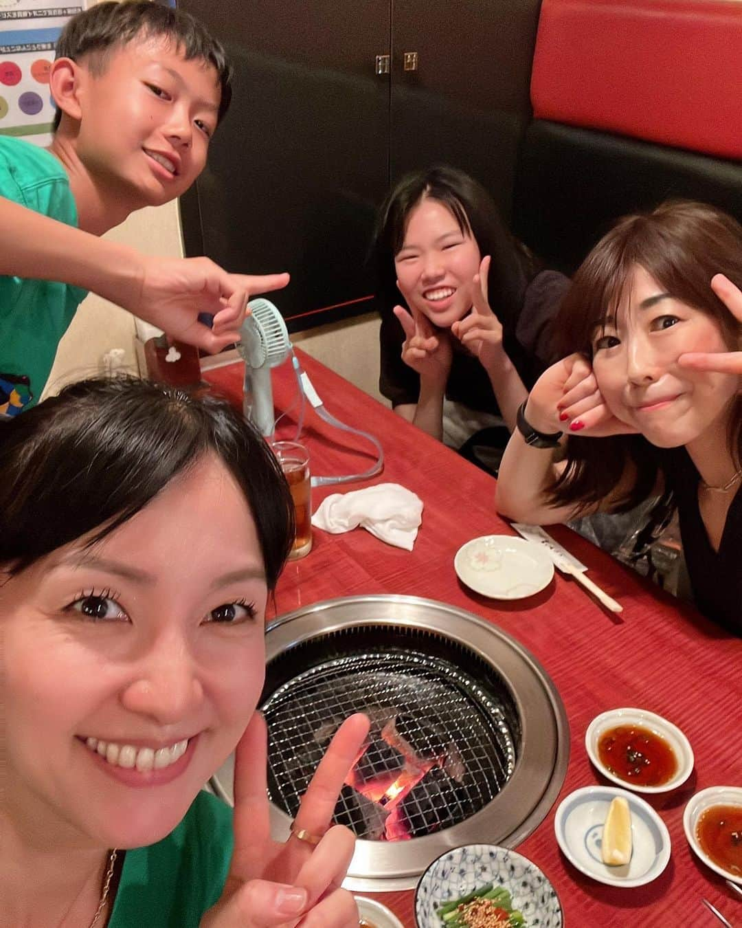 甘糟記子さんのインスタグラム写真 - (甘糟記子Instagram)「夏休み！  姫は夏休み入って早々に学校の海合宿。 そんなわけで息子殿と2人でユニバーサルへ！  1日目は姫を送り出してから大阪へ向かい、大阪フレンドたきゆか親子と合流(≧∀≦)  もちろん目指すはコリアンタウン（笑）  まずは駅前のお店でいつものキンパをゲット！  ここの小さくて細いのに中身が詰まってて美味しいの！ 1本150円！ サンナッチもあったり、いつか店内でも食べたいお店(๑>◡<๑)  からの韓国餅を買いながらコリアンタウンへ(≧∀≦)  とにかく暑くてやばい（笑）  1番忙しくしていたモデル時代でさえ日傘なんて持たなかったのに、今年は買ったよ（笑）  とにかくすぐにお茶休憩(〃ω〃)  まめな水分と休憩がとにかくBBAには必要(๑˃̵ᴗ˂̵)  前に見てもらった手相とパワーストーンの占いがめっちゃ当たってたので、それ目的だったんだけど、、、 その占いの方がやってた場所はすでに 違う建物が建ってた(＞人＜;) ガーン  またどこかでふらっと出会えることを祈って。はい。  でも息子殿はいちご飴も食べたかったので食べたり、たきゆかのとこはタピオカ飲みたいと言ってたので飲んだり、 それぞれお楽しみタイム(≧∀≦)  途中涼みながら夕飯の焼肉屋さんがある天満へ。  れいこさんのオススメ！ @bar_reiko   初めて来た！ 一人前が意外と少なく、色々頼んでも大丈夫な感じかな? 子供達も美味しい〜！ともりもり食べてました(๑>◡<๑)  ホテルに戻ってからは大浴場へ！ 今回もホテルはJTBから京阪ユニバーサルタワーを予約。 JTBから取らないとアーリーパークインができないからね( ^ω^ ) そしてここが1番大浴場もあってパークにも近くてお気に入り(〃ω〃)  湯上がりにビールかアイスクリームがついていて、無料のソフトドリンクバーを飲みながらひと心地\(//∇//)\  一日の疲れも吹き飛ぶわ〜(๑>◡<๑)  息子殿と2人旅は初めてだけど、なかなか楽しいもんですね╰(*´︶`*)╯♡  #息子殿姫#息子殿#大阪#甘糟旅行大阪#甘糟旅行#息子と2人旅」7月20日 7時29分 - norihey924