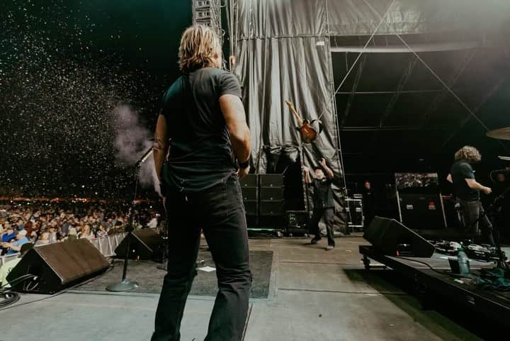 キース・アーバンのインスタグラム：「Canada, you are always so good to us !!! thank you 🇨🇦 @countrythundersk」