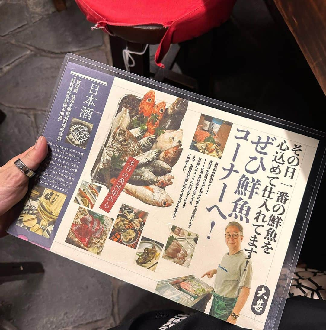 倉本康子さんのインスタグラム写真 - (倉本康子Instagram)「★ 〜ヤッコの酒旅〜 「大甚　本店」@名古屋　 @daijin1907  〜後編〜  前編に続き、後編はお料理等の画像の一部です。(載せきれない！)  予約済みのお席に通されてからお酒の注文。 お店を入ってすぐのところに賀茂鶴の樽酒が！ 後に知りましたが、大甚本店限定のお酒でした🤩 「広島錦」もあったし！🤩(これは次回の宿題)  まずはビールをとメニューを見るとマルエフがあったのでマルエフでスタート。 マルエフとお店ロゴ入りのジョッキで、得した気分に。  お酒類の豊富さもさることながら、お料理も沢山あるようだが注文方法はいくつかあり、教えていただきながらの注文。  まず入り口付近に沢山の小鉢が展示されていて、タコの甘い柔らか煮や、ピリッと辛味もきいた海鮮サラダなどを指差しで注文。お店の方が手際良く小鉢を提供してくれます。  厨房前のところには、鮮魚コーナーがあり、その日の鮮魚が展示されていて、選んだら煮魚、塩焼きにもしてくれるというシステムとのこと。  蛤かと思った貝は「大アサリ」で愛知県名産とのこと。ウチムラサキという貝で(読んで字の如し内側は紫、だそうです)愛知県近海でのみ獲れる貝とのこと。焼き大アサリでいただきましたが、貝好きにはたまらんわけで🤍 偶然とはいえ、いい時期に来れてラッキーでした！  前編でも触れていますが、お店の方々、お客様がぱんぱんに入っての賑わい、お店独自のスタイルなど、ここに来ないと出会えない&わからない、来て初めて体感できたことが嬉しかったです！  ビバ名古屋！ ビバ大甚本店！ NO ALCOHOL, NO LIFE !!  #ヤッコの酒旅 #noalcholnolife #酒場 #居酒屋 #バー #酒旅 #倉本康子 #かんぱいでーす #乾杯でーす #やっこ持ち #ヤッコ持ち #アラフィフファッション #アラフォーファッション #ootd #カジュアルコーデ #fashion #fashioncordinate #izakaya #beer #一食入魂 #魂を感じる店 #一駅一店 #出会いがご縁 #大甚本店 #超老舗酒場 #名古屋 #nagoya #賀茂鶴 #マルエフ #大アサリ」7月20日 7時24分 - yasuko_kuramoto_yakko