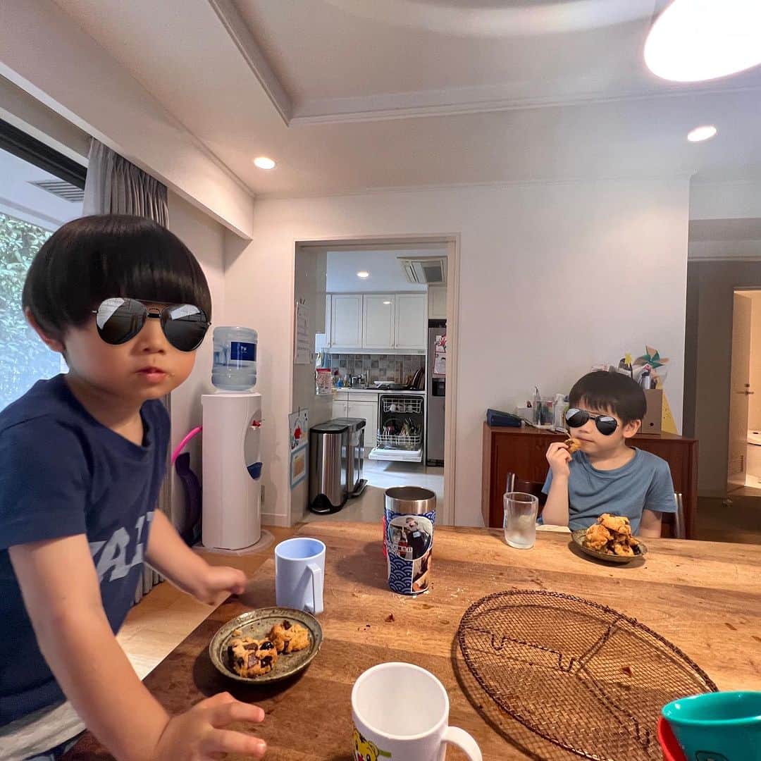 安田美沙子さんのインスタグラム写真 - (安田美沙子Instagram)「おはよう☀  いつかの息子たちと作ったアメリカンクッキー🍪  米油で作りました。 余ってたチョコ、ドライフルーツ、ミックスナッツを砕いて。。  ザクザク＆チョコがおいしすぎて うまくできた♥️  長男のお皿。。山盛り😂  梅シロップも完成したので、余ってた梅をジャムにしました！  食べるのが楽しみ✨ トーストに塗ってみよう♥️  #みさこクッキング #アメリカンクッキー #梅ジャム #リユース」7月20日 7時37分 - yasuda_misako