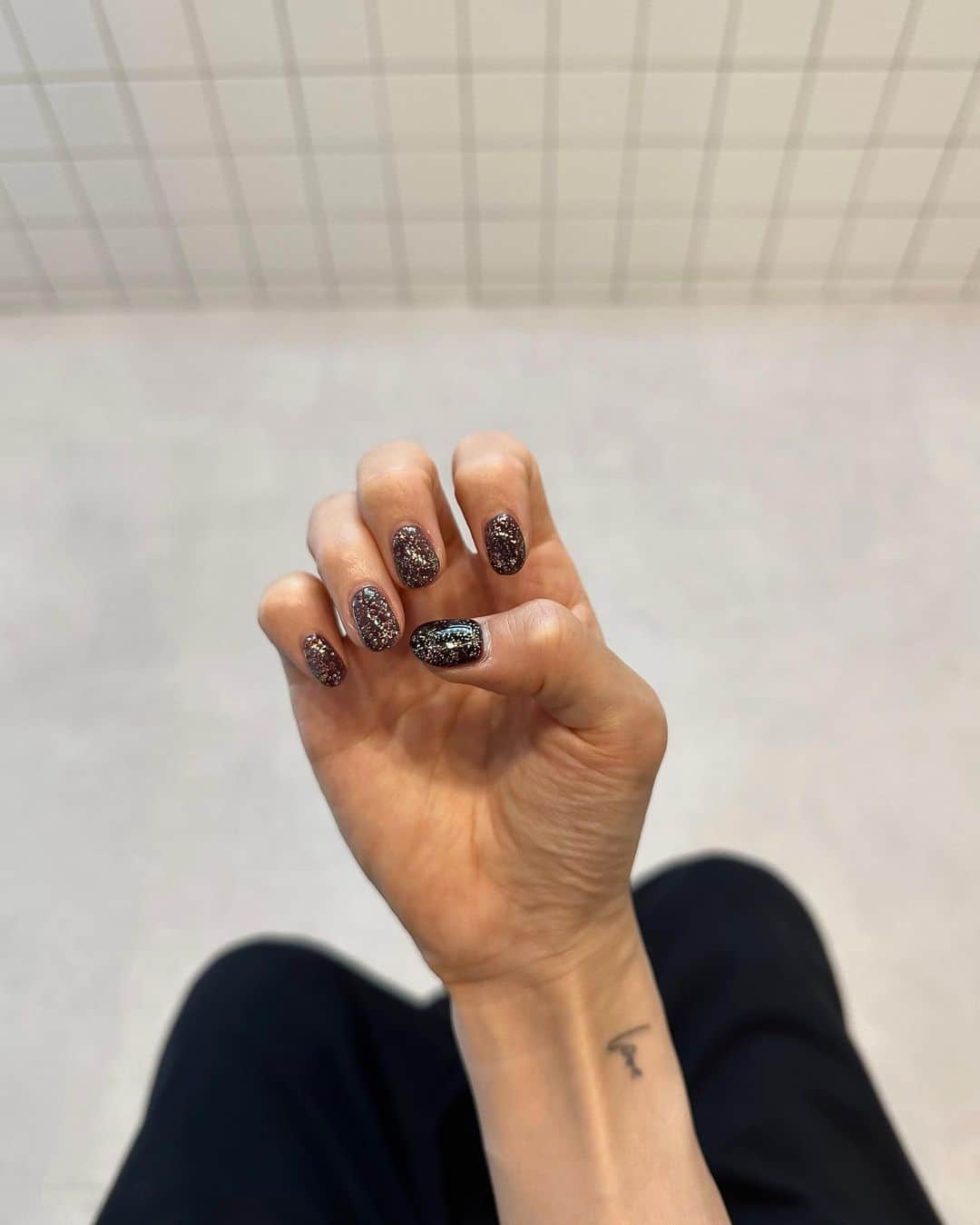 小林加奈のインスタグラム：「今回の新しいネイルは 透け感パープルにラメを乗せてもらった😊 ダークカラーだけどラメで夏っぽさ 出してみた😛 @chihiro_nailno.6 ちゃんいつも有難う😊✌️ 次はどんなのにしよーかな👀 さ。仕事行ってきまーす！ 今日も１日頑張ろう🫡」